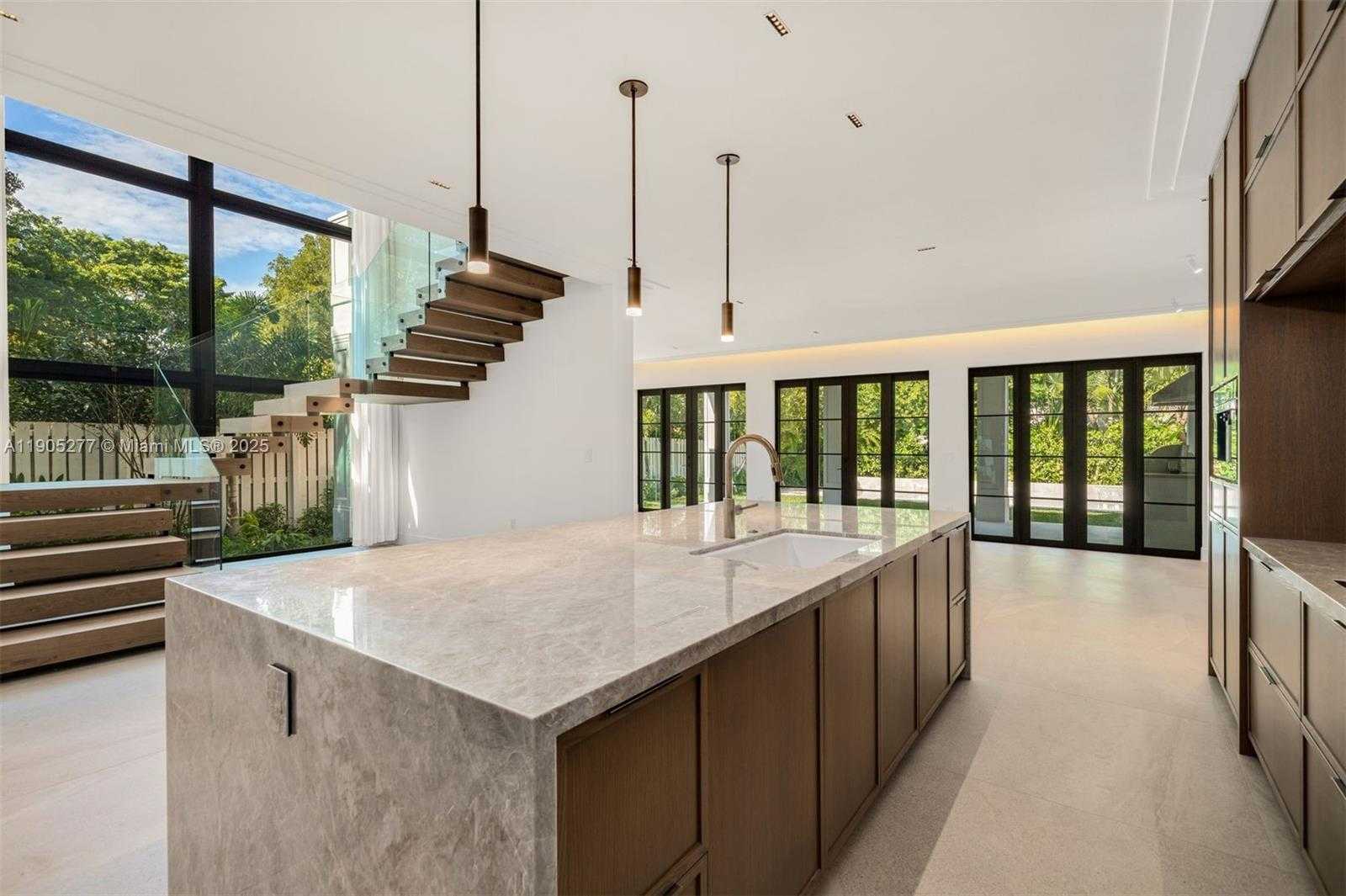 Small Image of 4191 BATTERSEA RD, Miami Number 3