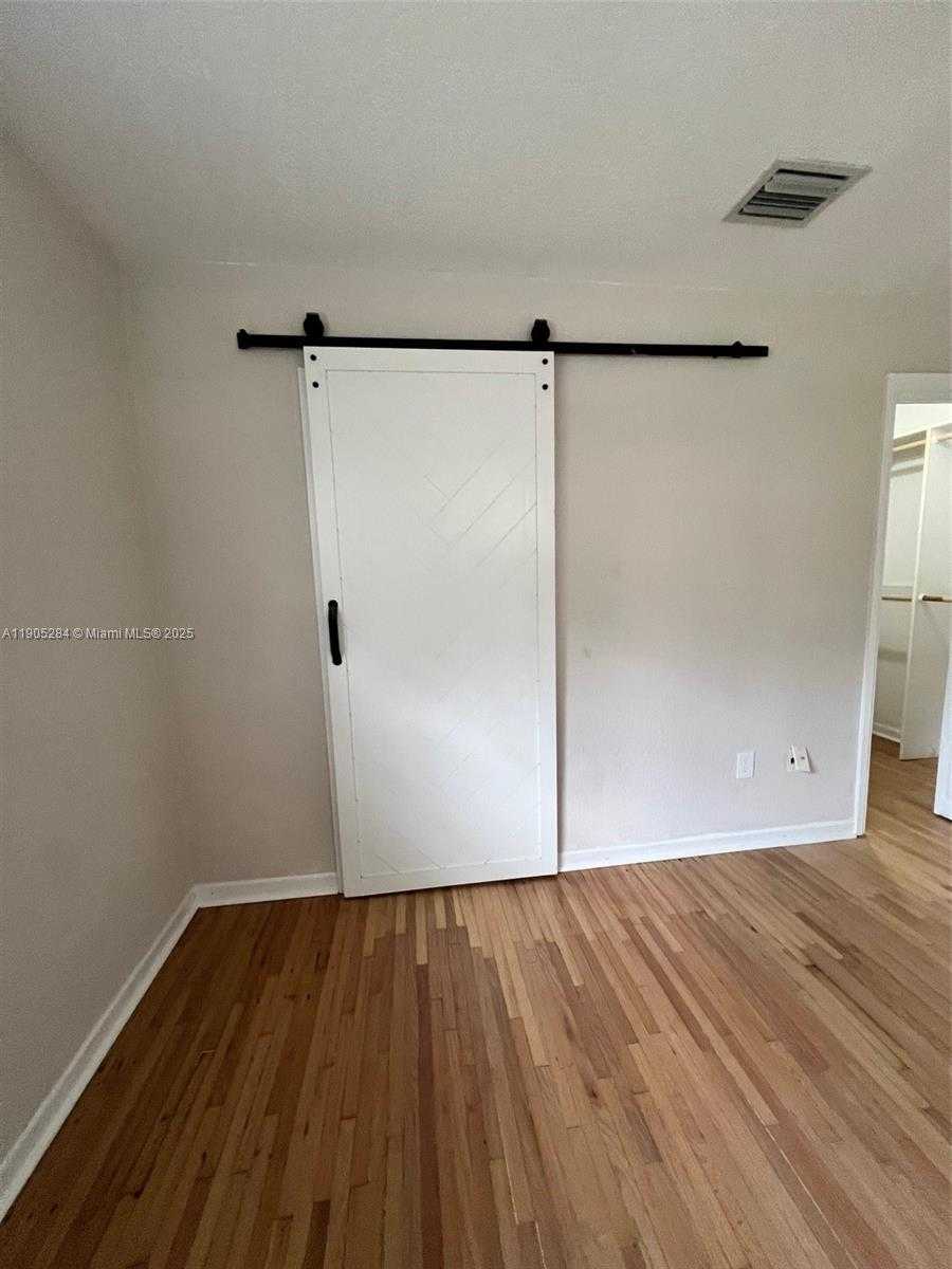 Small Image of 1032 OBISPO AVE, Coral Gables Number 8