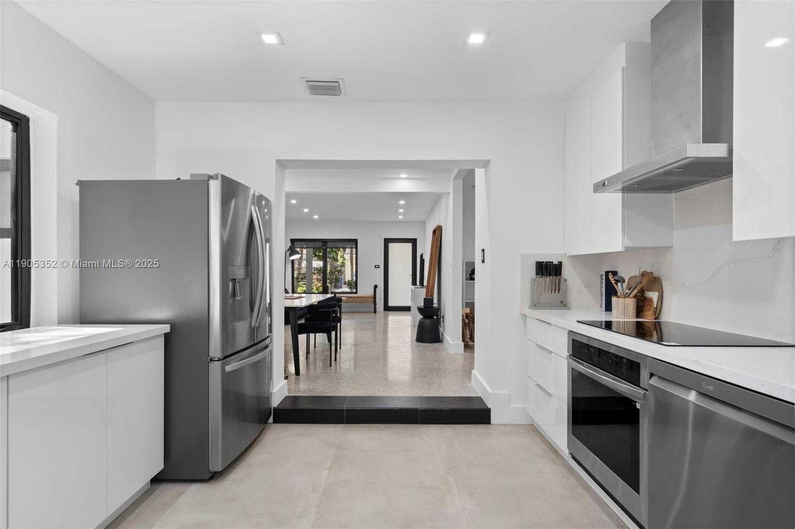 Small Image of 829 SOUTH WEST 4TH CT, Fort Lauderdale Number 2