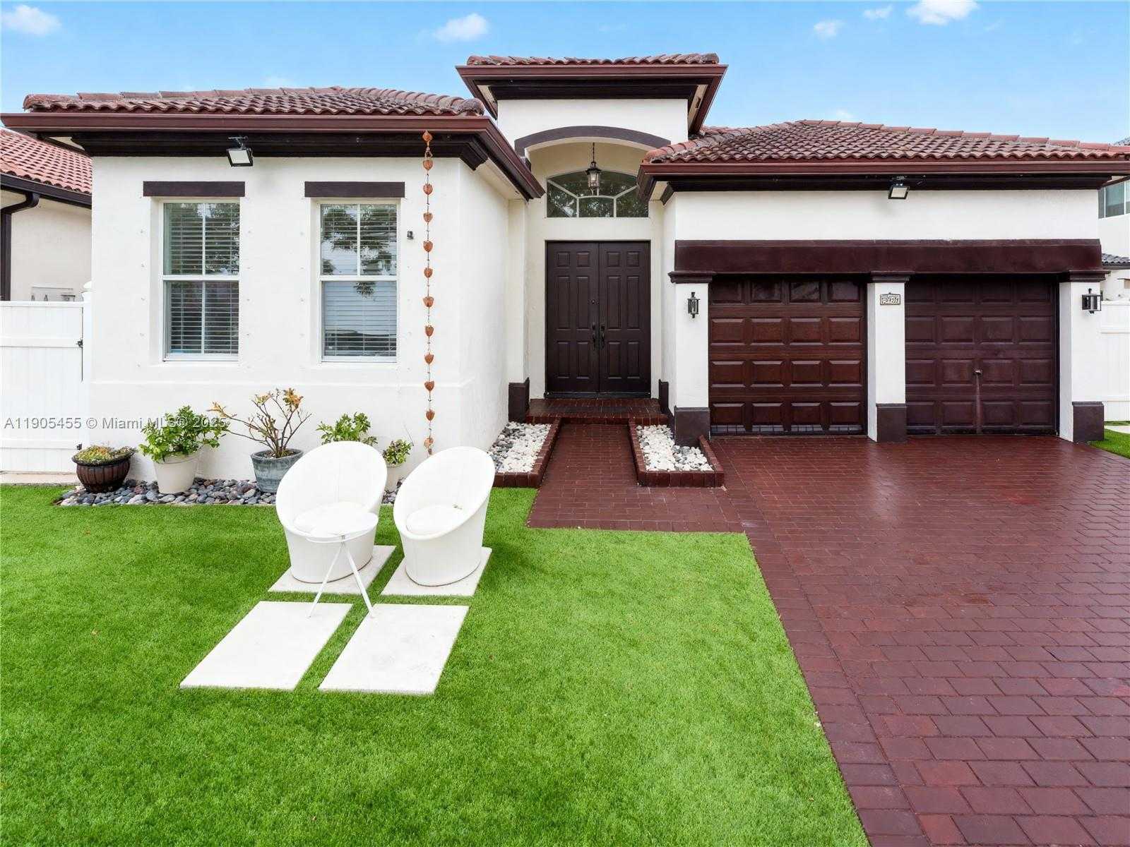 Small Image of 18000 NORTH WEST 90TH PL, Hialeah Number 2