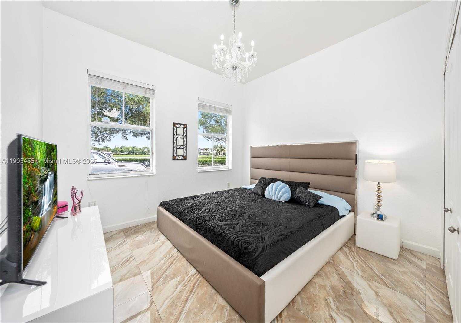 Small Image of 18000 NORTH WEST 90TH PL, Hialeah Number 23