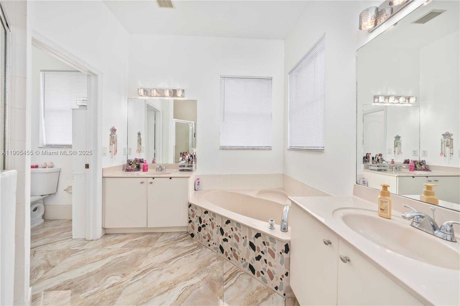 Small Image of 18000 NORTH WEST 90TH PL, Hialeah Number 26