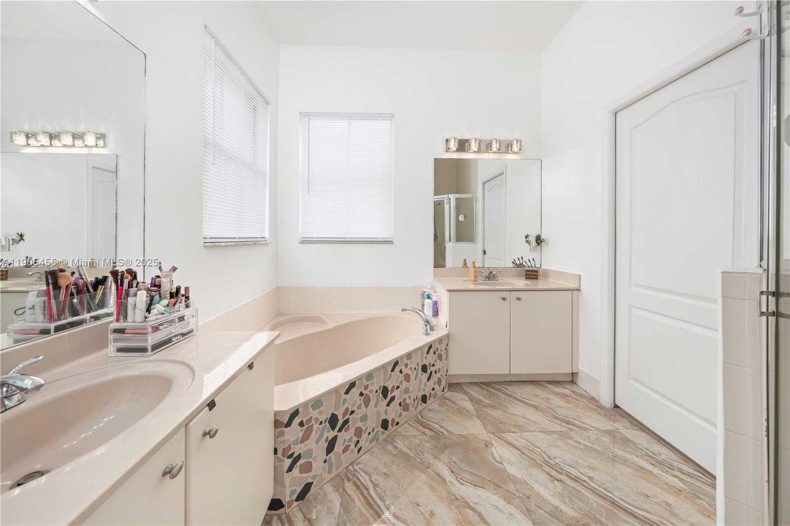 Small Image of 18000 NORTH WEST 90TH PL, Hialeah Number 27