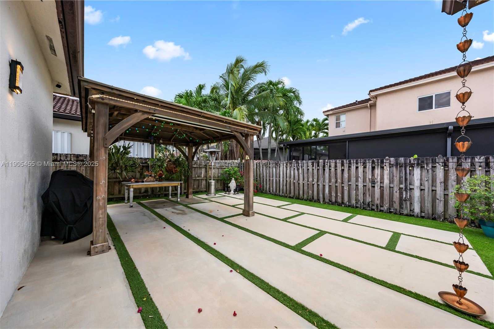 Small Image of 18000 NORTH WEST 90TH PL, Hialeah Number 29