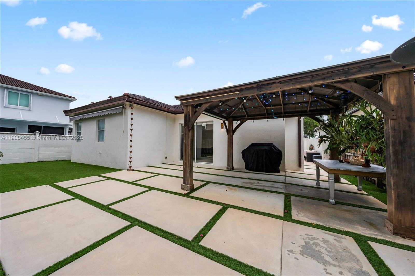 Small Image of 18000 NORTH WEST 90TH PL, Hialeah Number 30