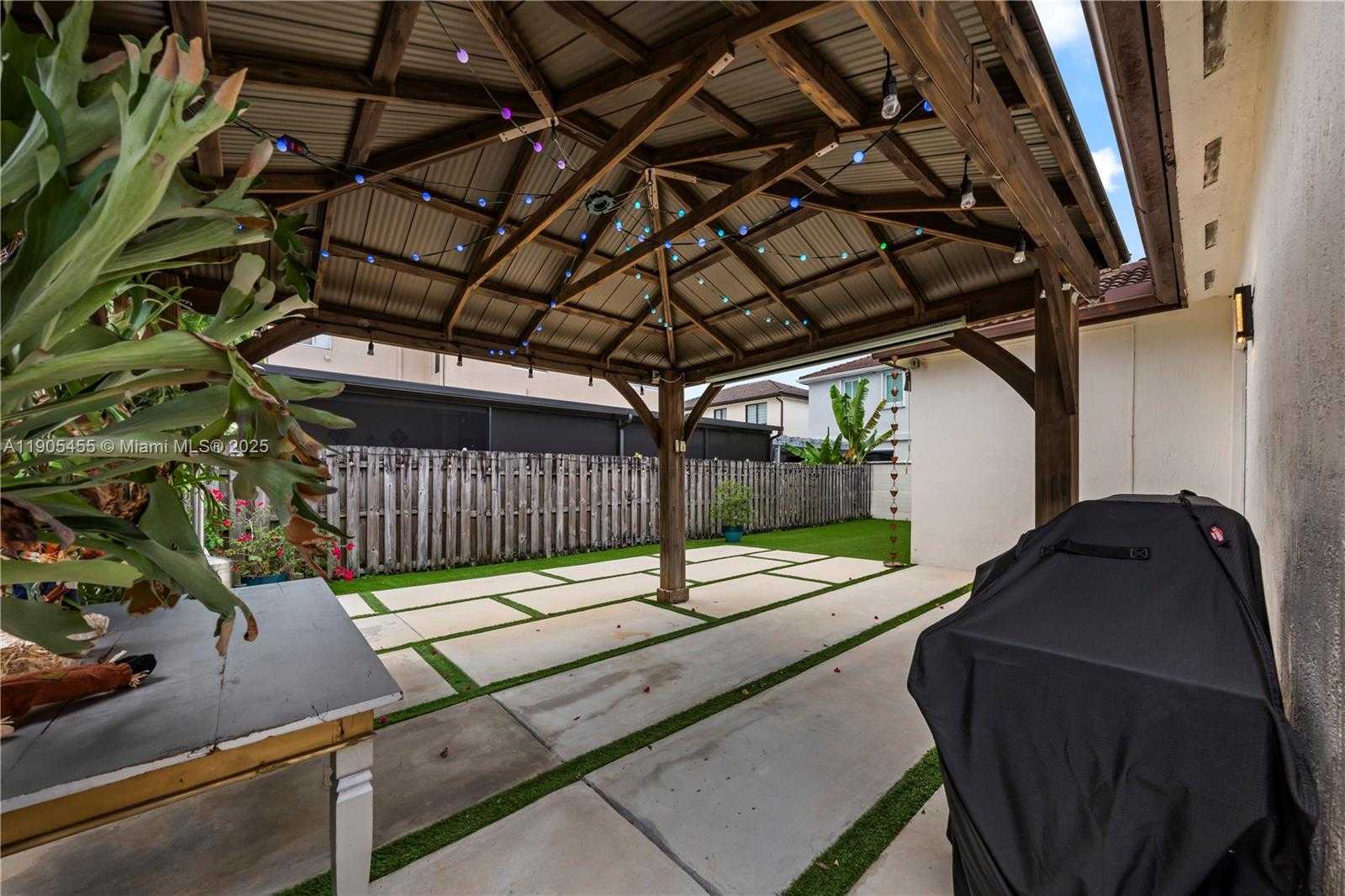 Small Image of 18000 NORTH WEST 90TH PL, Hialeah Number 31