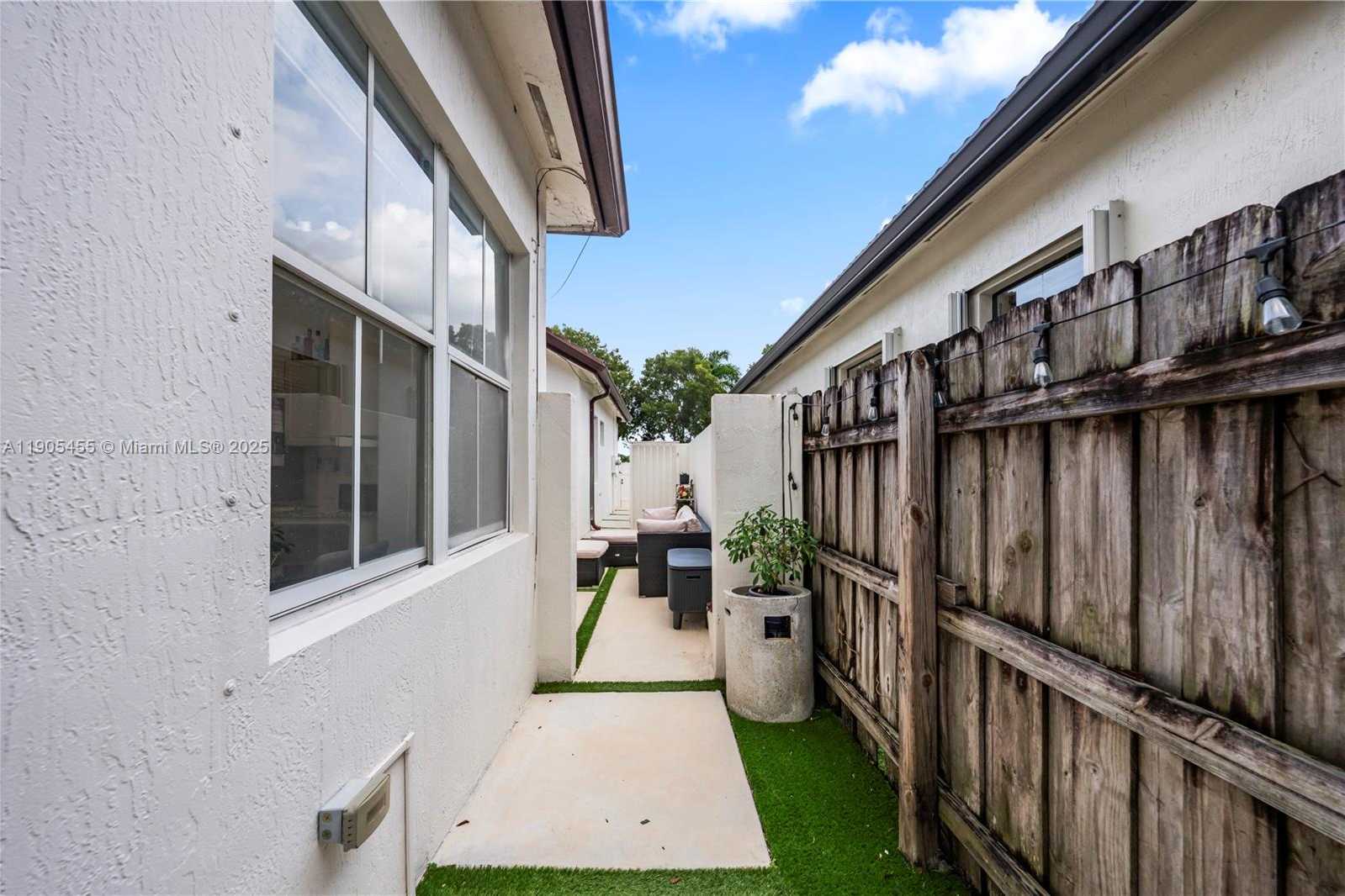 Small Image of 18000 NORTH WEST 90TH PL, Hialeah Number 32