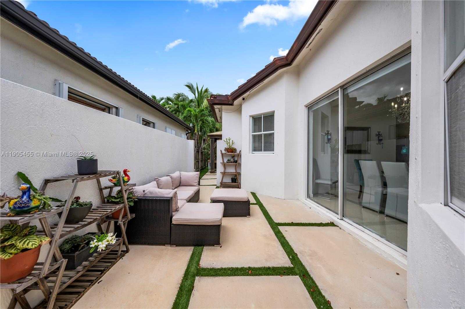 Small Image of 18000 NORTH WEST 90TH PL, Hialeah Number 33