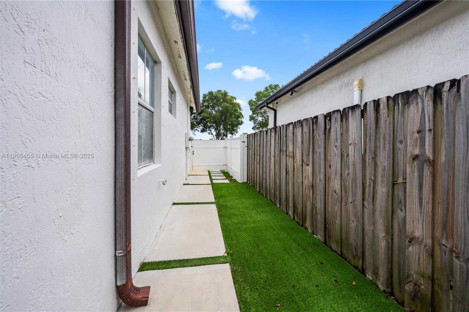 Small Image of 18000 NORTH WEST 90TH PL, Hialeah Number 34