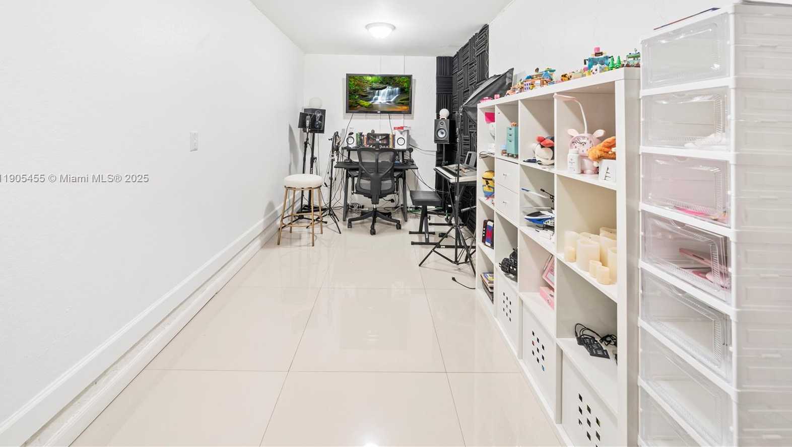 Small Image of 18000 NORTH WEST 90TH PL, Hialeah Number 37
