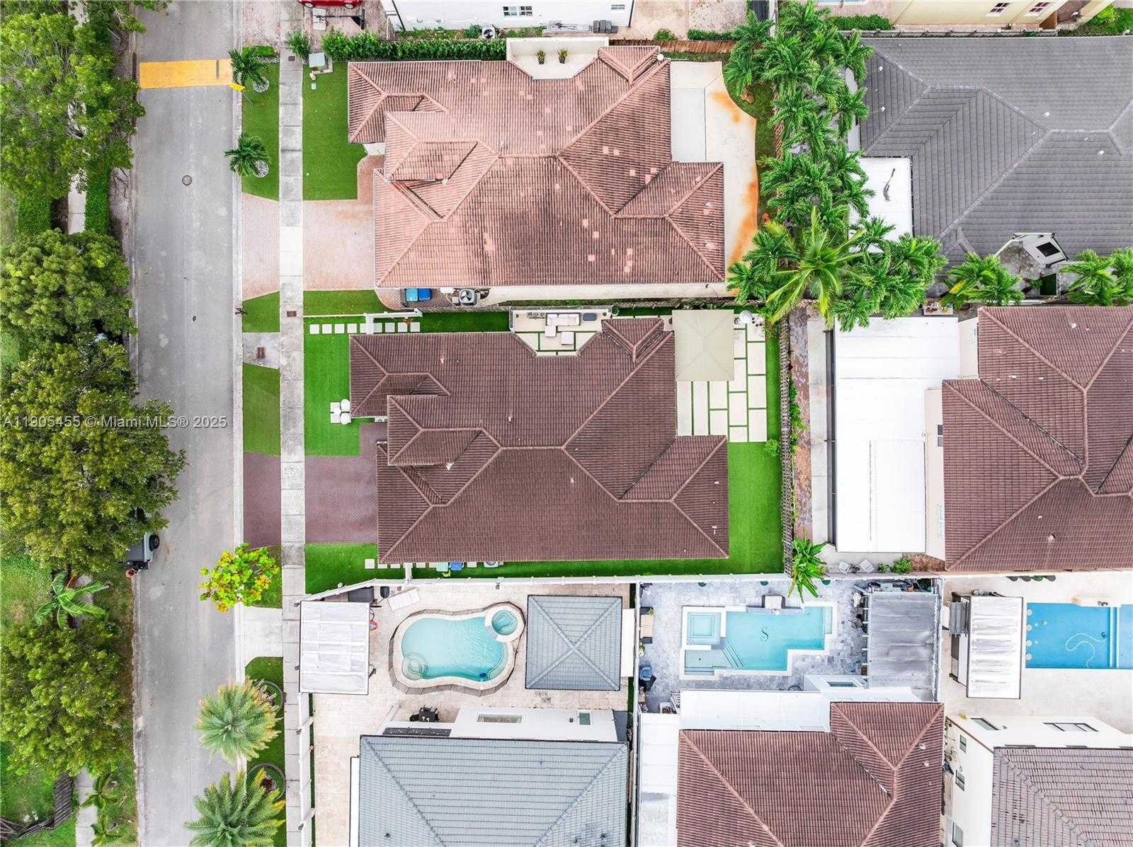 Small Image of 18000 NORTH WEST 90TH PL, Hialeah Number 41