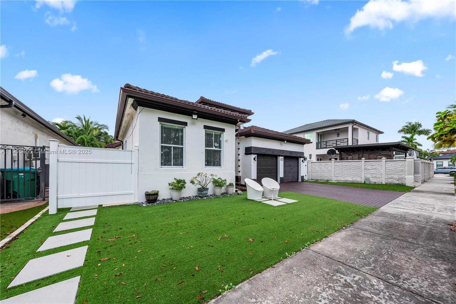 Small Image of 18000 NORTH WEST 90TH PL, Hialeah Number 5