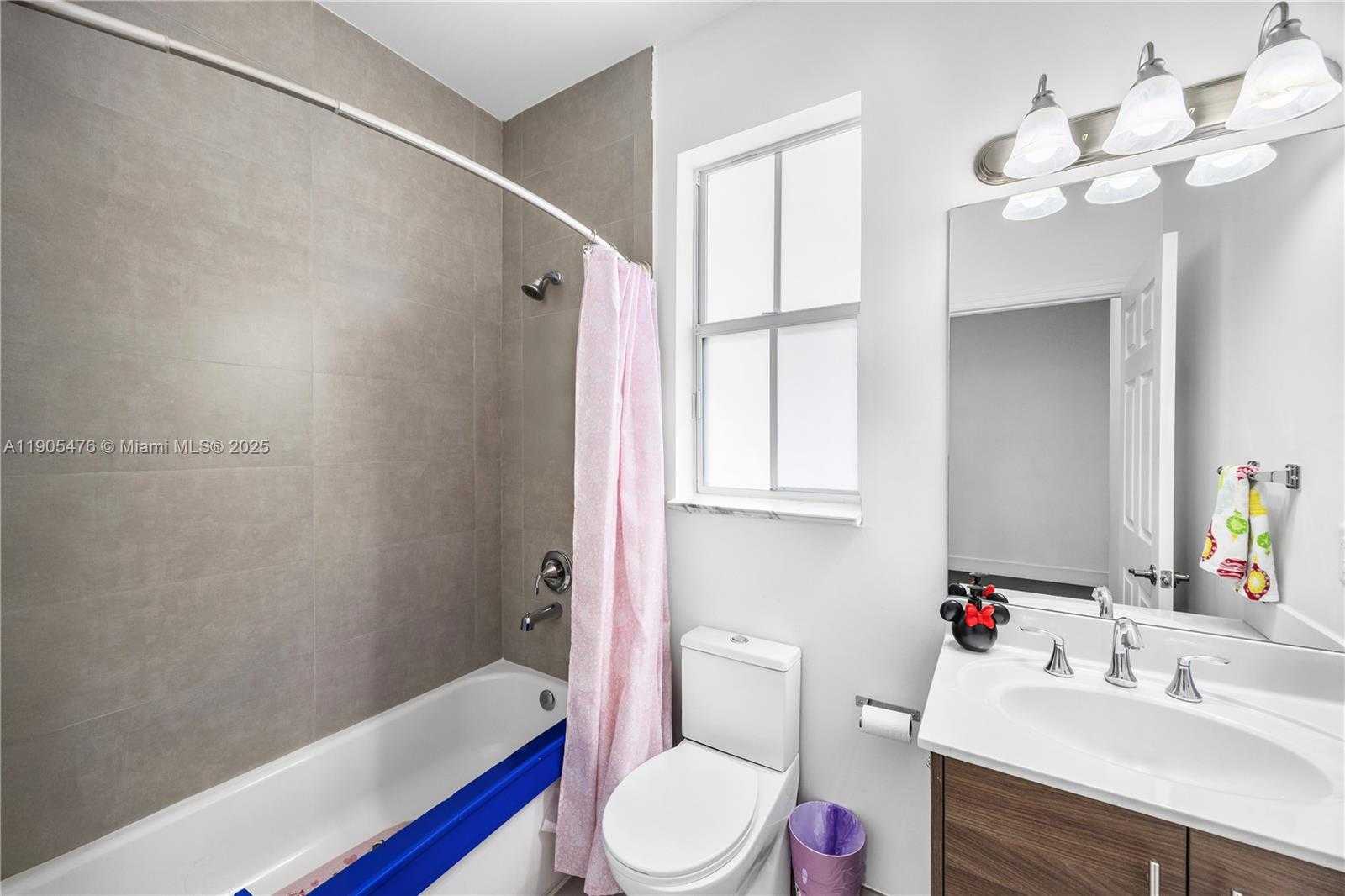 Small Image of 10470 NORTH WEST 69TH TER, Doral Number 60