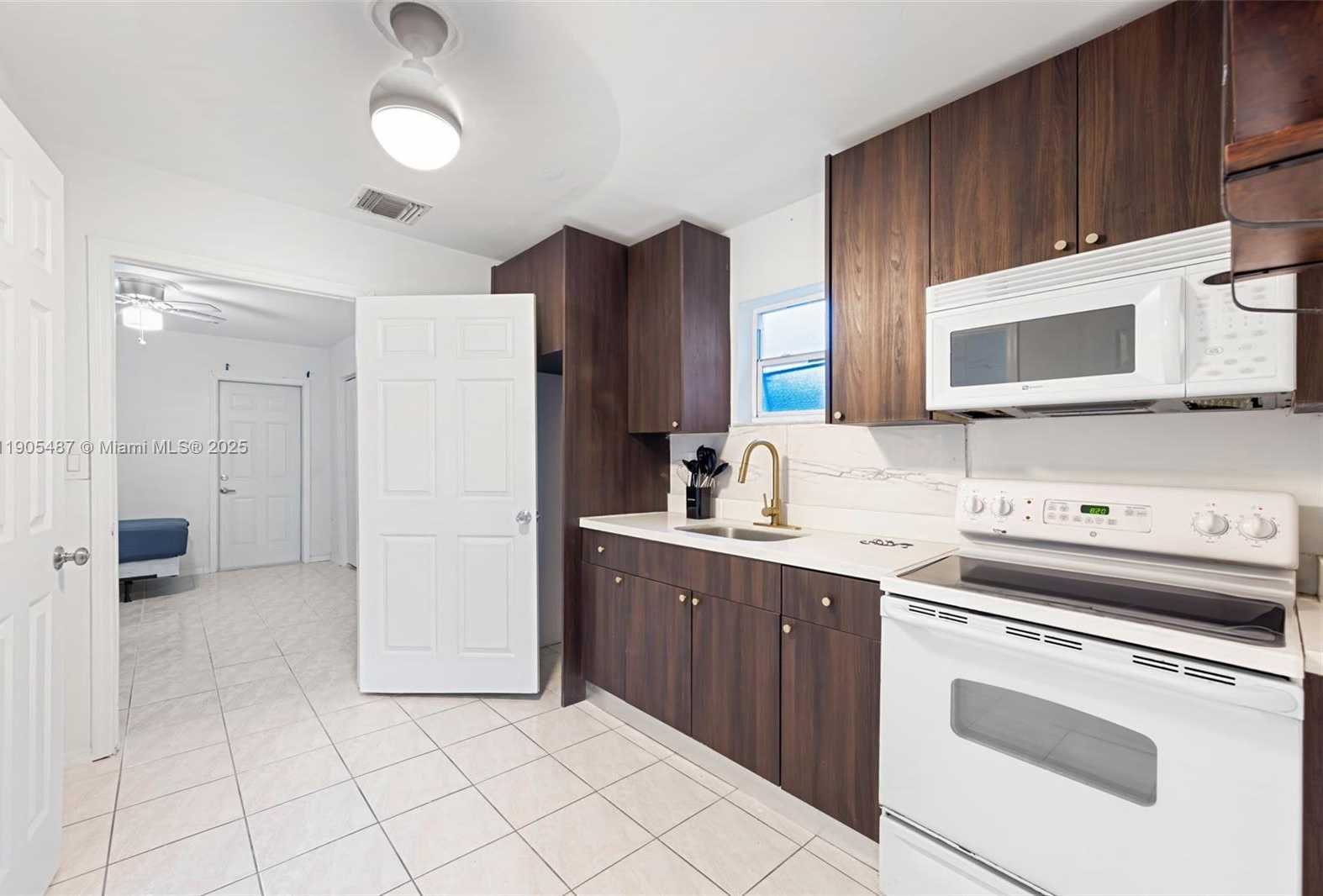 Small Image of 23 SOUTH WEST 8TH ST, Hallandale Beach Number 4