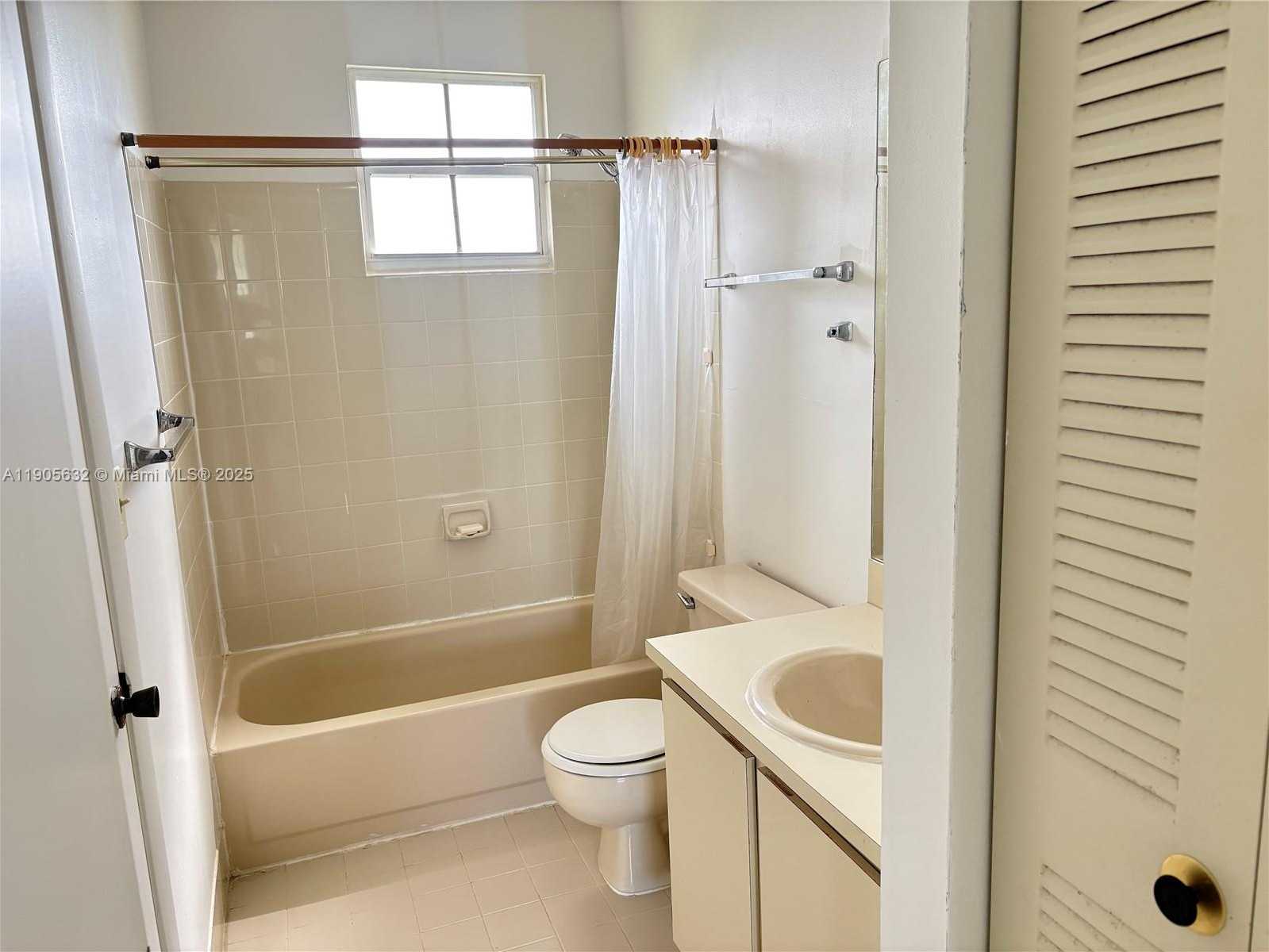 Small Image of 5916 WOODLAND POINT PL, Tamarac Number 14