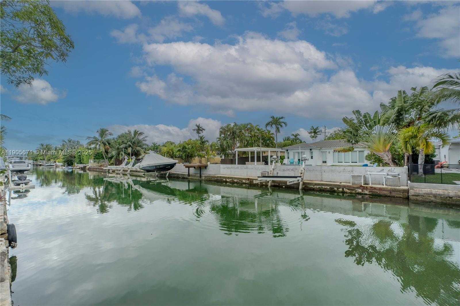 Small Image of 7830 HAWTHORNE AVE, Miami Beach Number 2