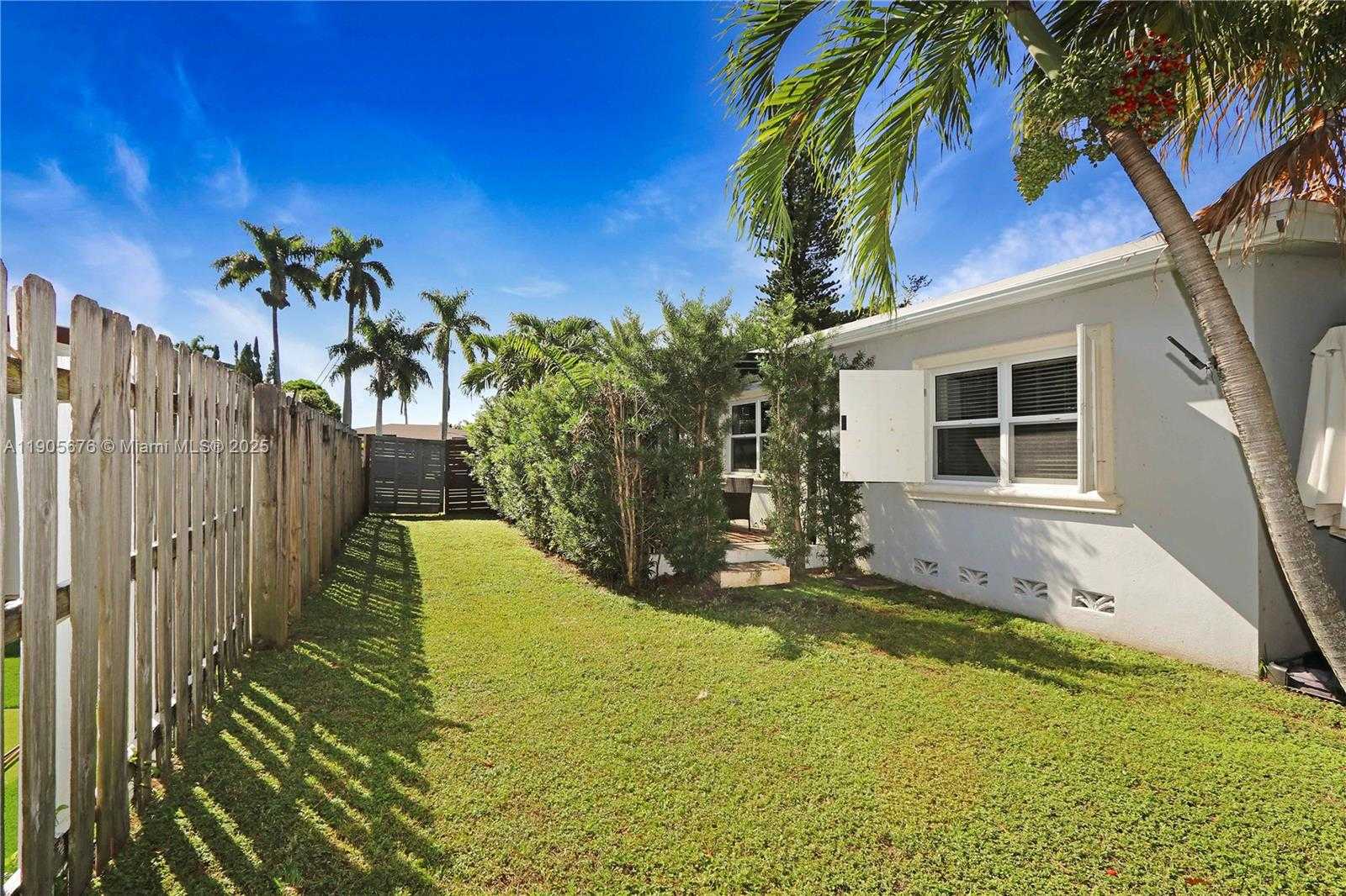 Small Image of 1441 GRANT ST, Hollywood Number 25