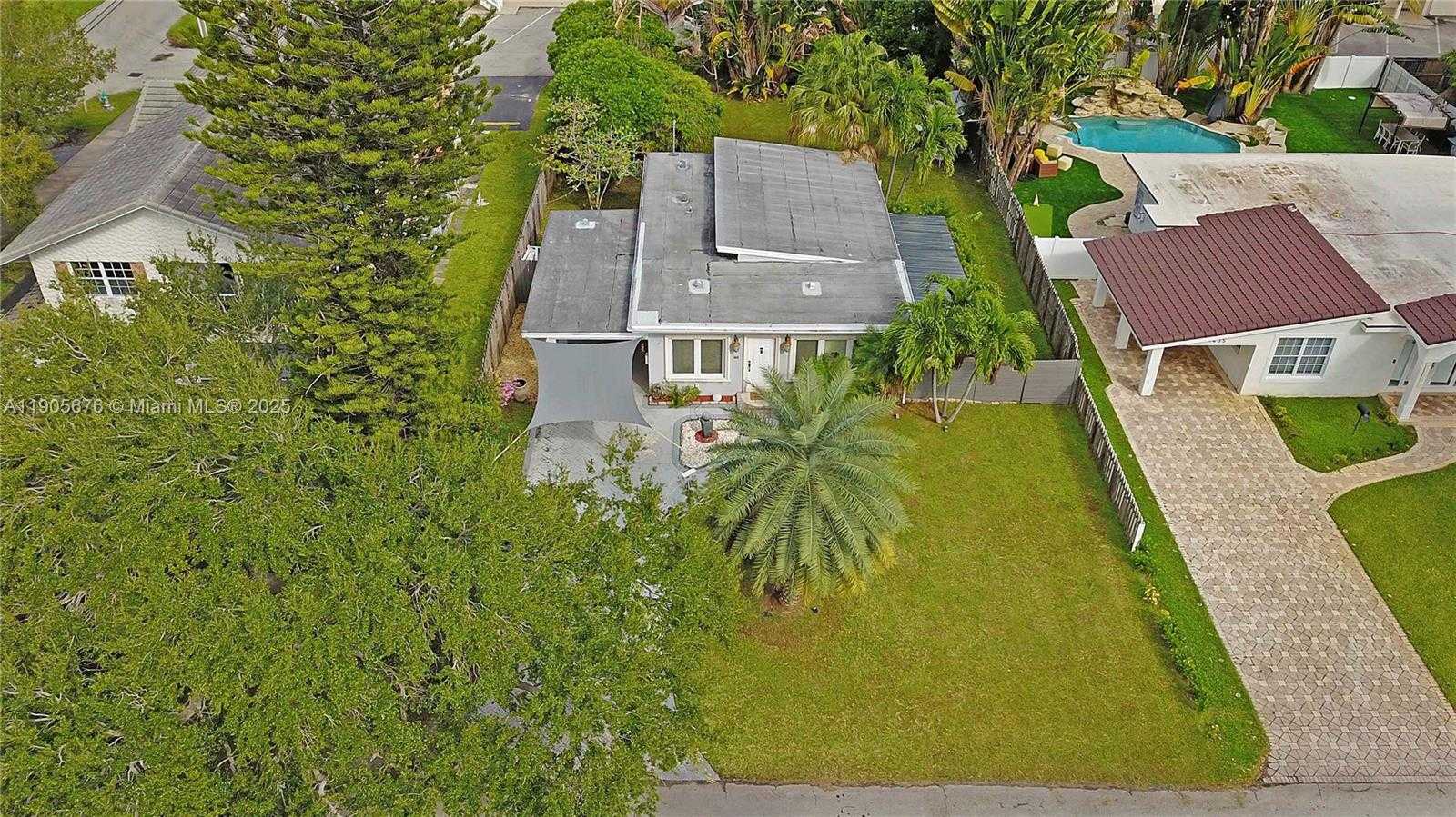 Small Image of 1441 GRANT ST, Hollywood Number 30