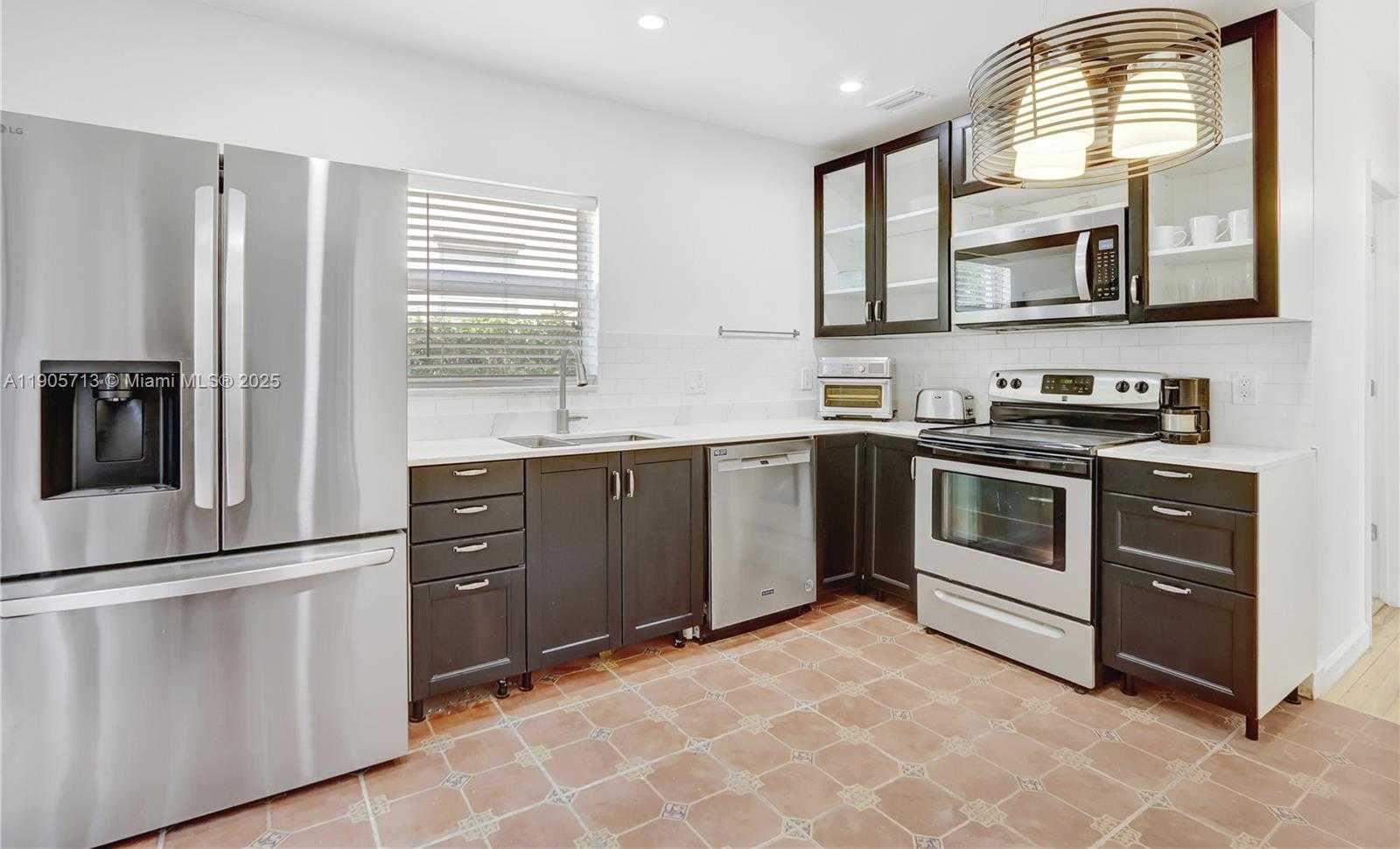 Small Image of 912 WALLACE ST, Coral Gables Number 5