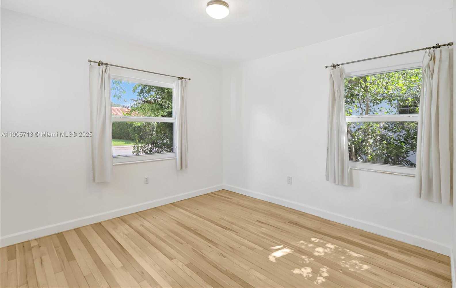 Small Image of 912 WALLACE ST, Coral Gables Number 8