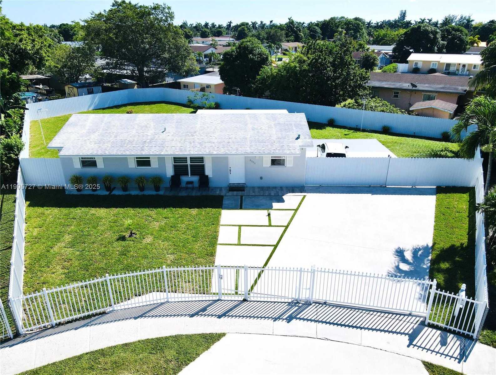 Small Image of 4384 NORTH WEST 202ND ST, Miami Gardens Number 1