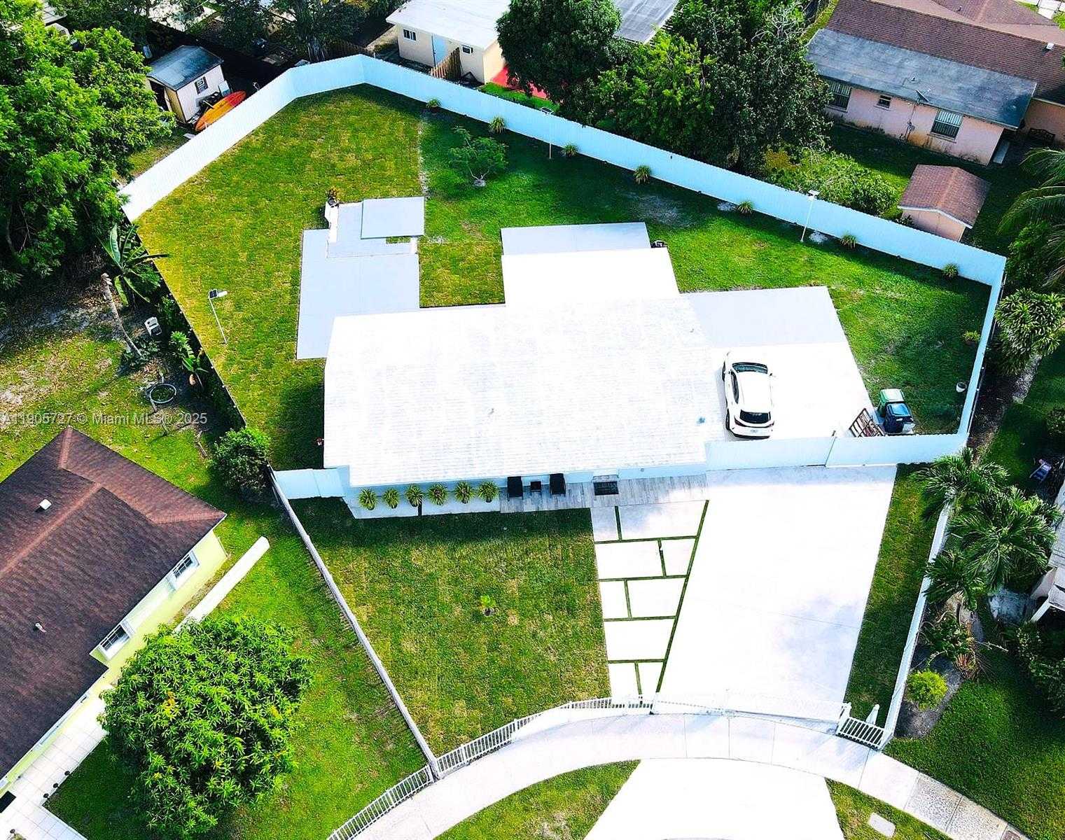 Small Image of 4384 NORTH WEST 202ND ST, Miami Gardens Number 2