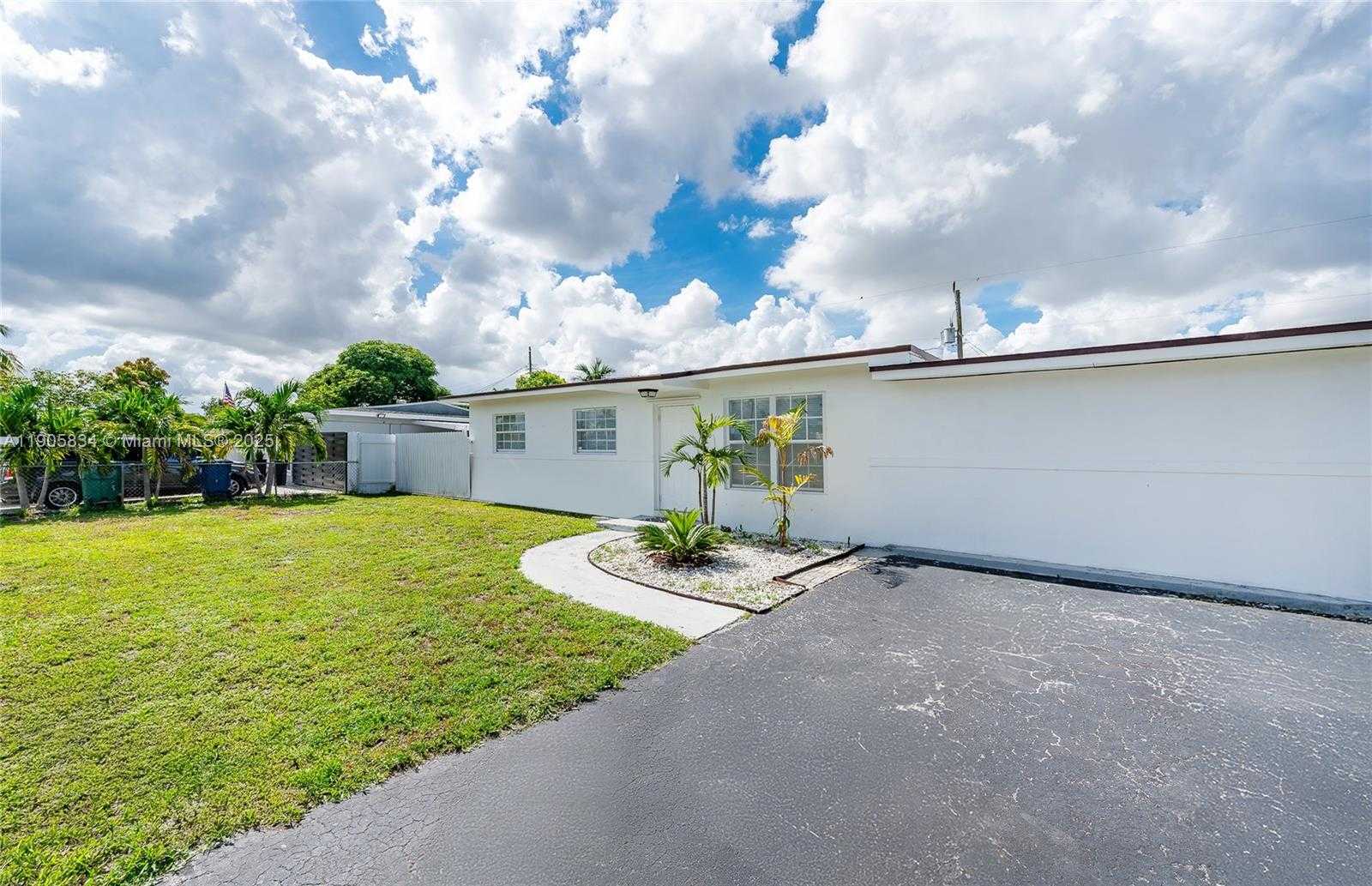 Small Image of 5420 NORTH WEST 182ND ST, Miami Gardens Number 2