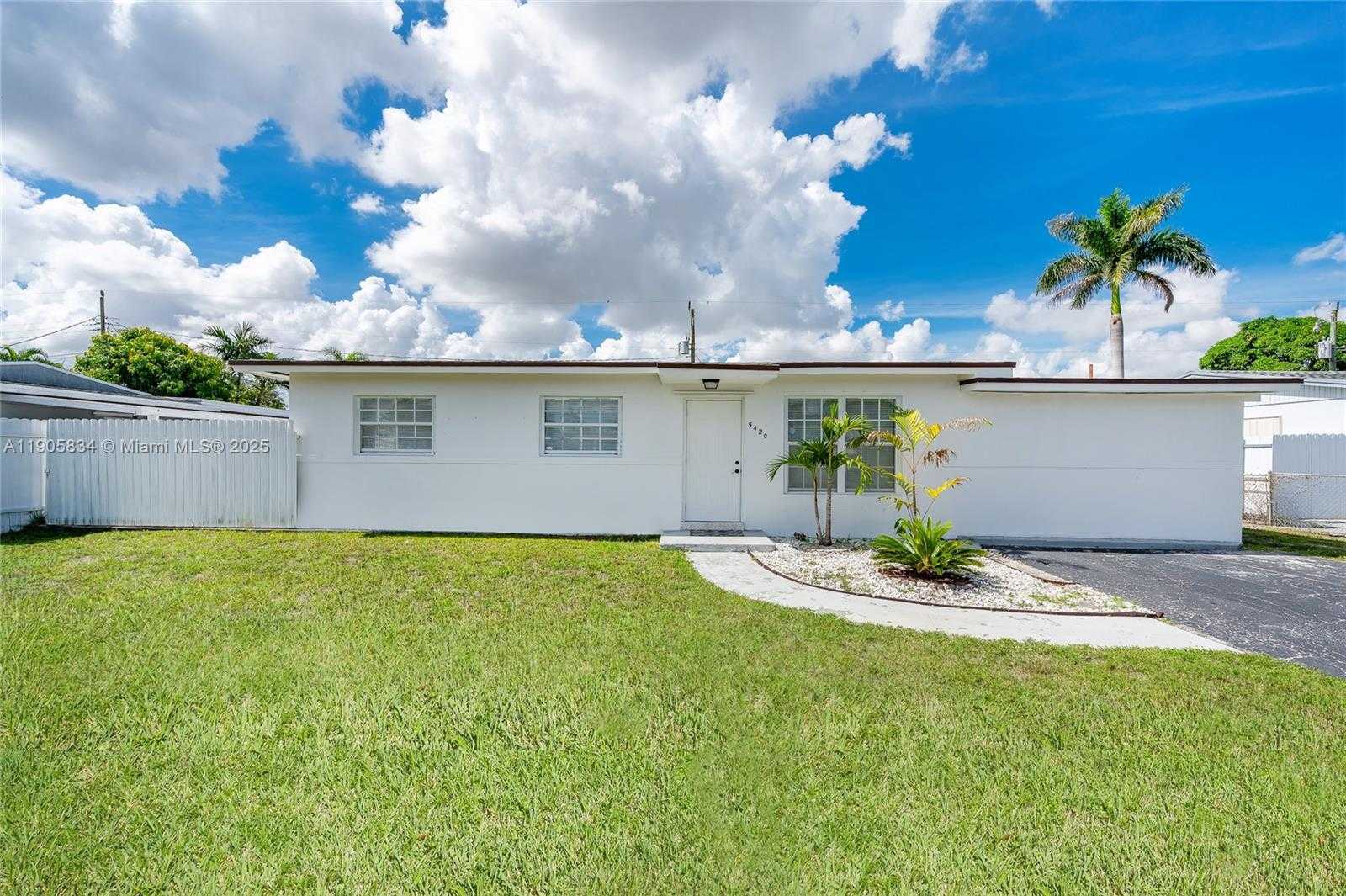 Small Image of 5420 NORTH WEST 182ND ST, Miami Gardens Number 3