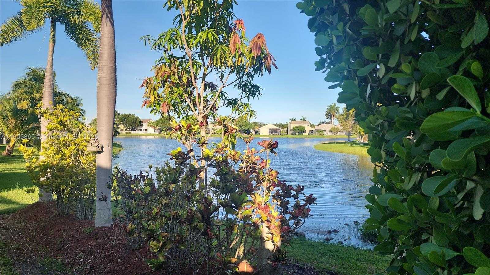 Small Image of 649 WILLOW BEND RD, Weston Number 30