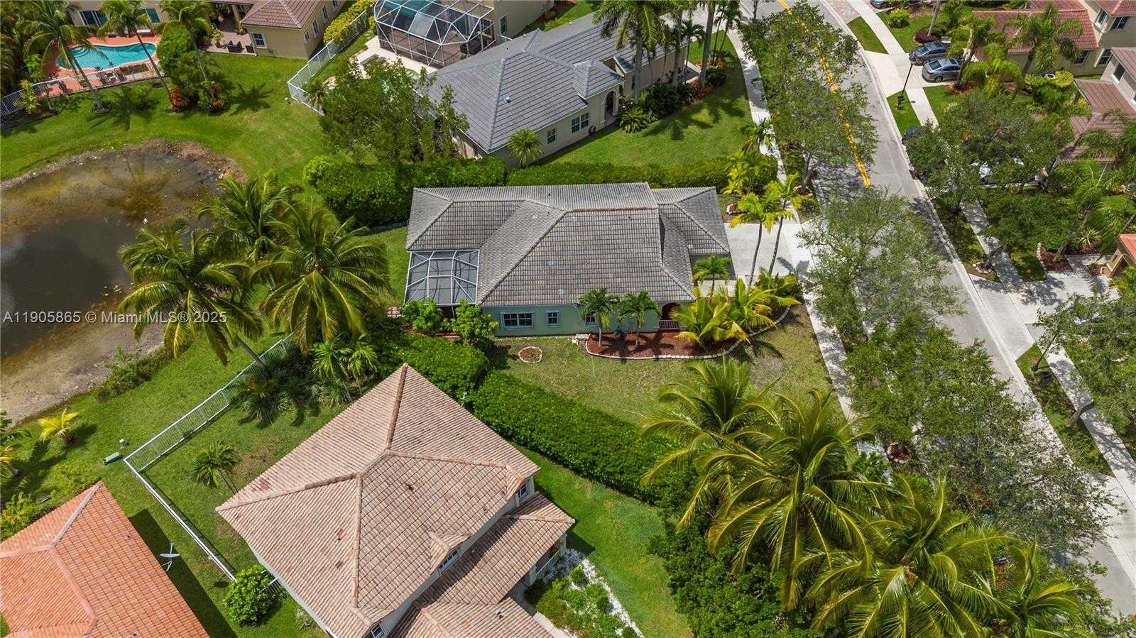 Small Image of 649 WILLOW BEND RD, Weston Number 32