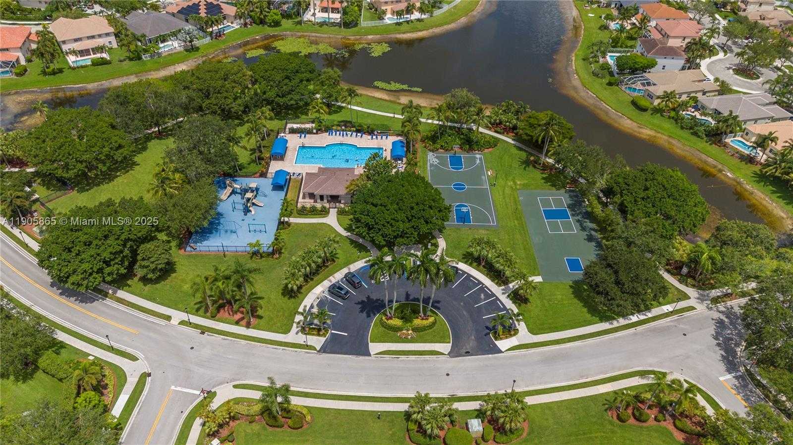 Small Image of 649 WILLOW BEND RD, Weston Number 35