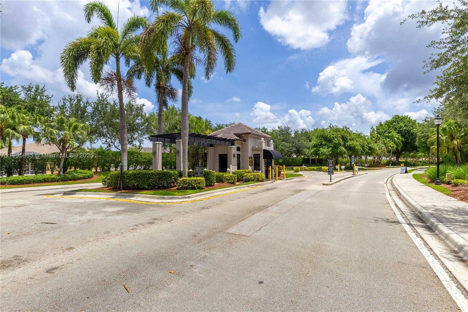 Small Image of 649 WILLOW BEND RD, Weston Number 40