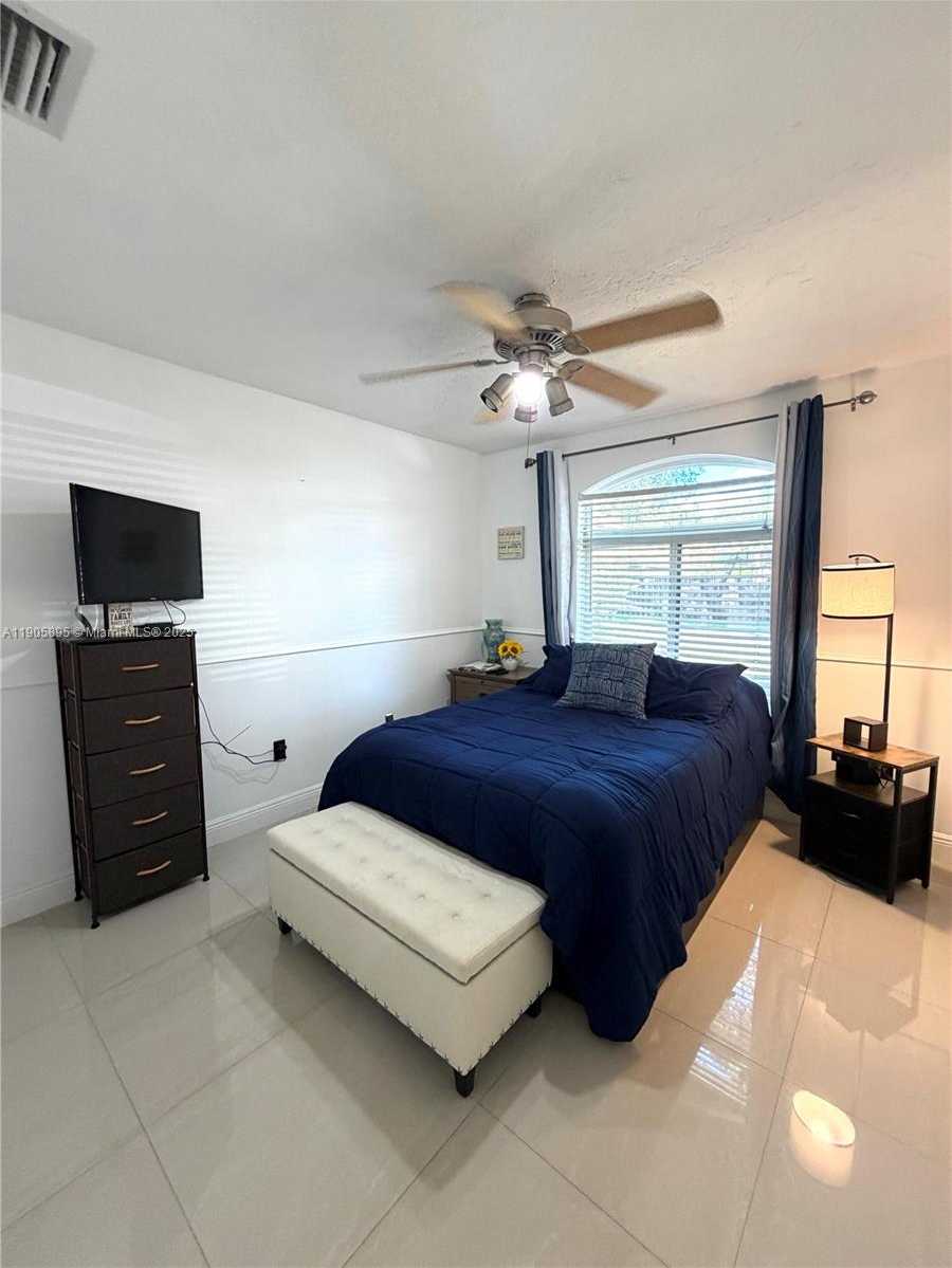 Small Image of 19804 NORTH WEST 82ND PL, Hialeah Number 15