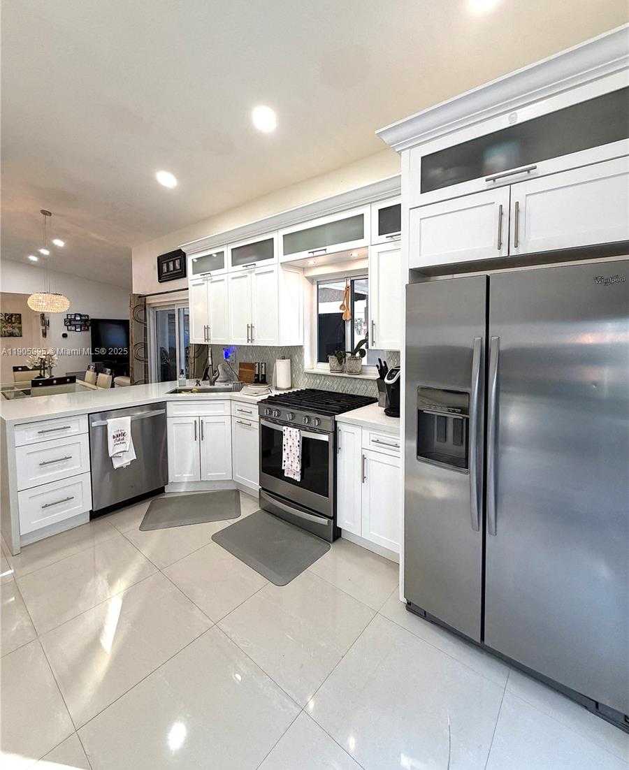 Small Image of 19804 NORTH WEST 82ND PL, Hialeah Number 24