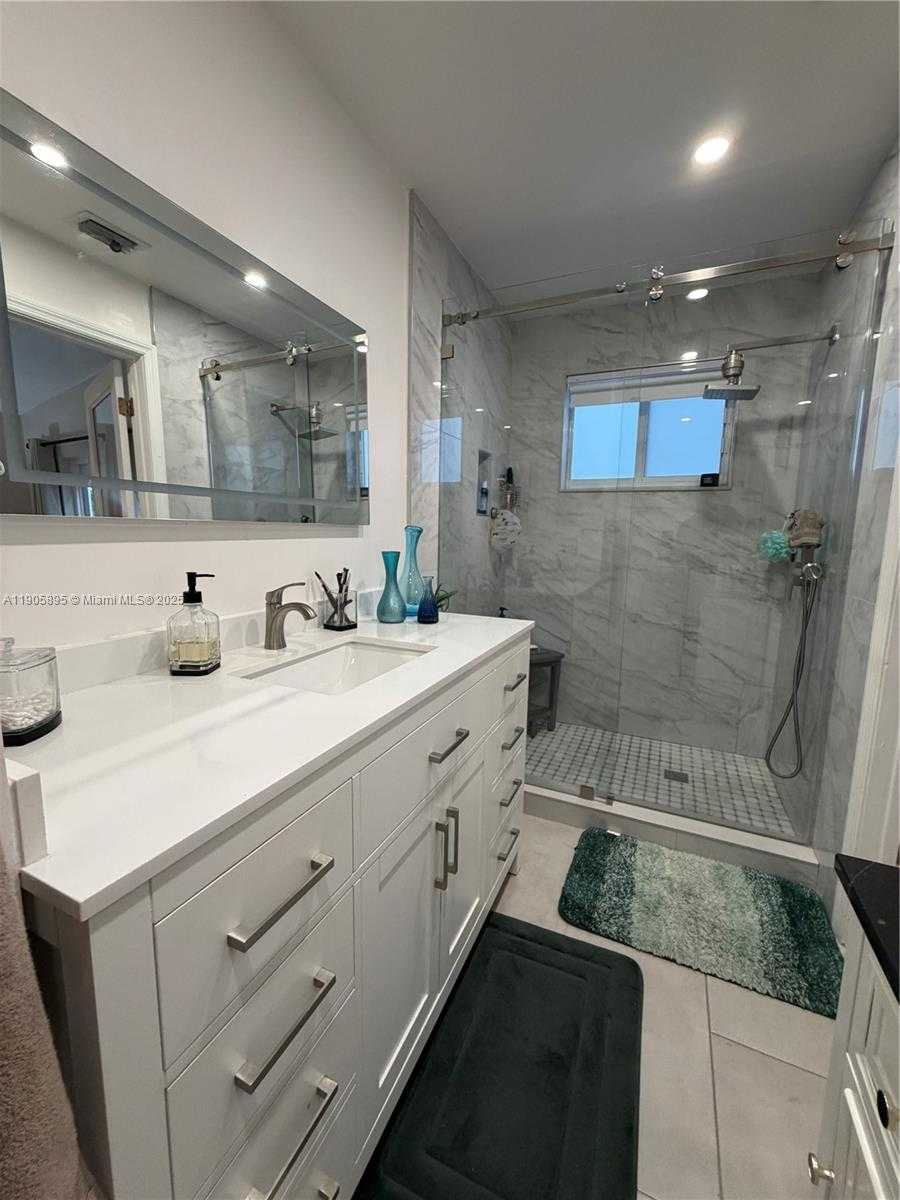 Small Image of 19804 NORTH WEST 82ND PL, Hialeah Number 33