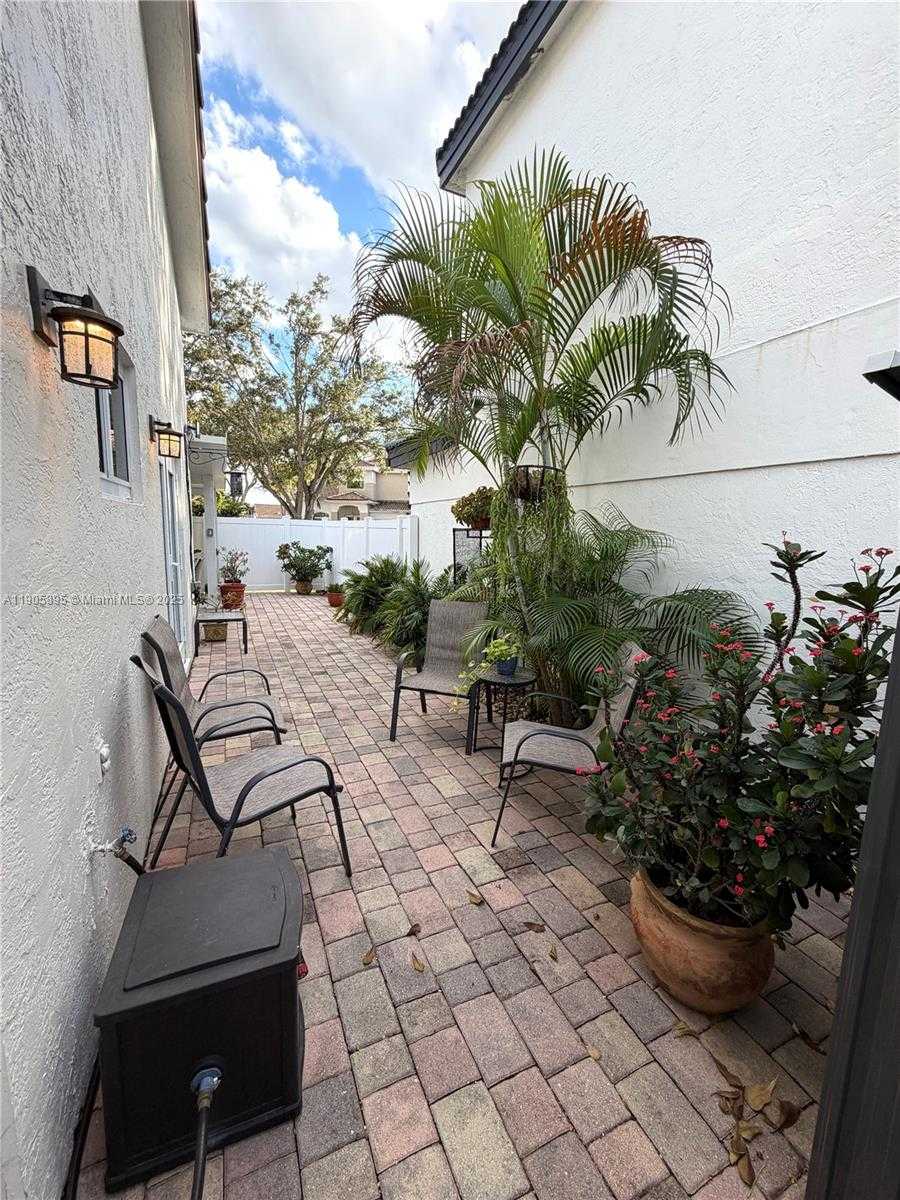 Small Image of 19804 NORTH WEST 82ND PL, Hialeah Number 40