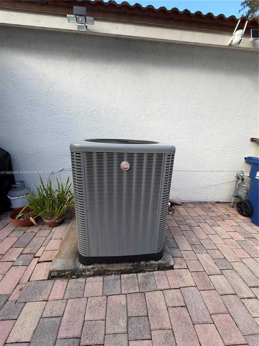 Small Image of 19804 NORTH WEST 82ND PL, Hialeah Number 49