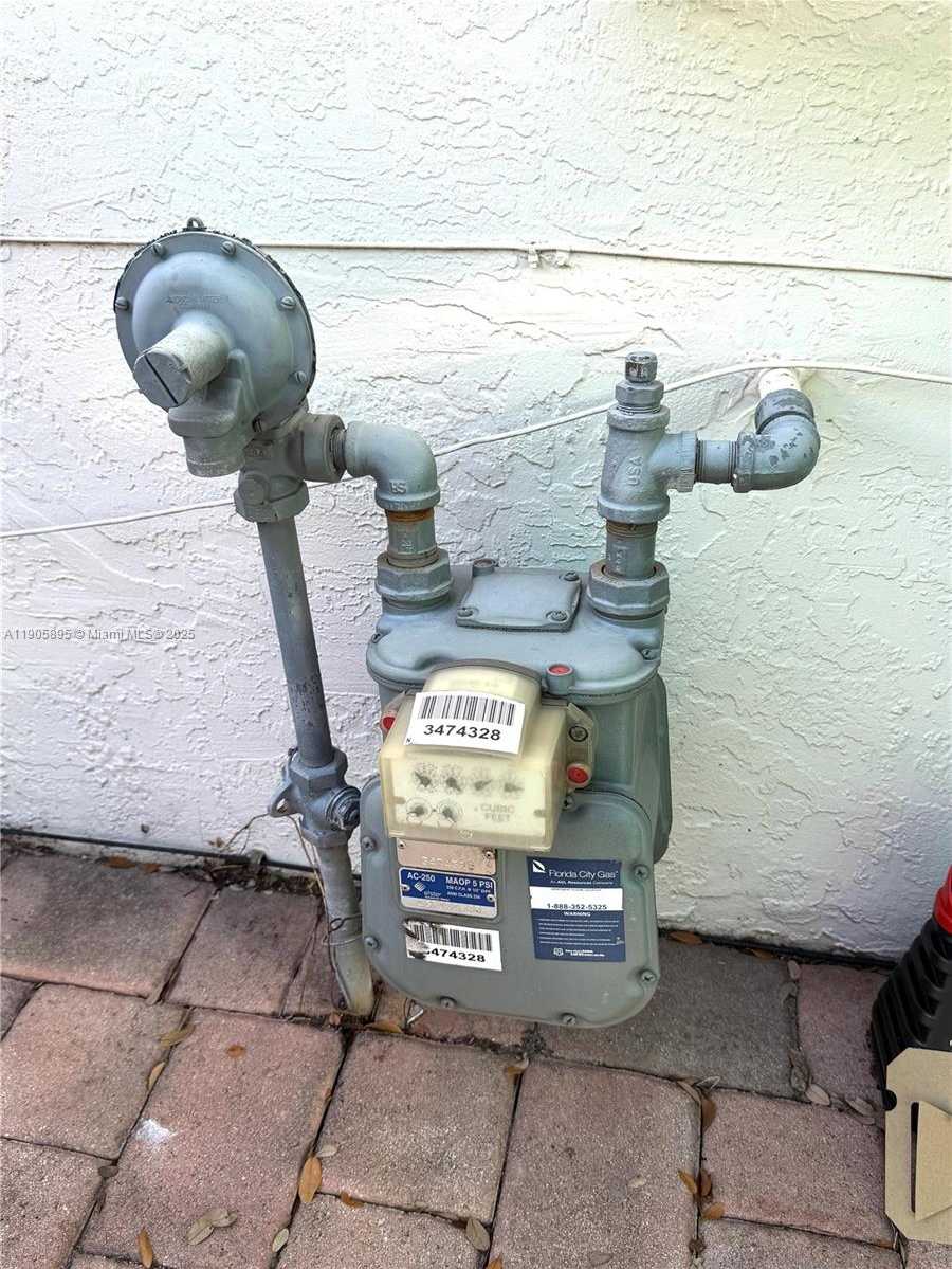 Small Image of 19804 NORTH WEST 82ND PL, Hialeah Number 53