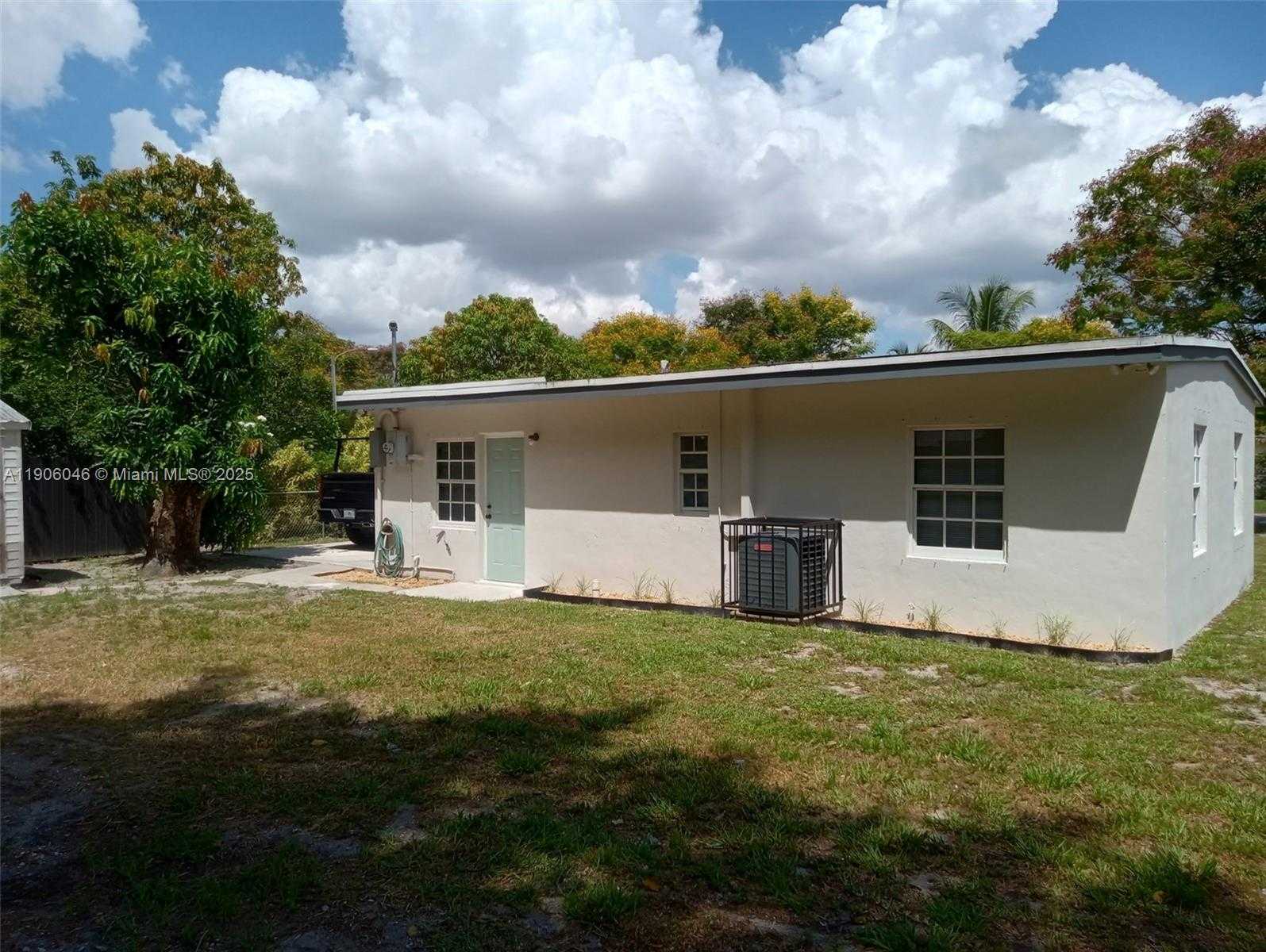 Small Image of 2310 WEST BUNCHE PARK DR, Miami Gardens Number 2