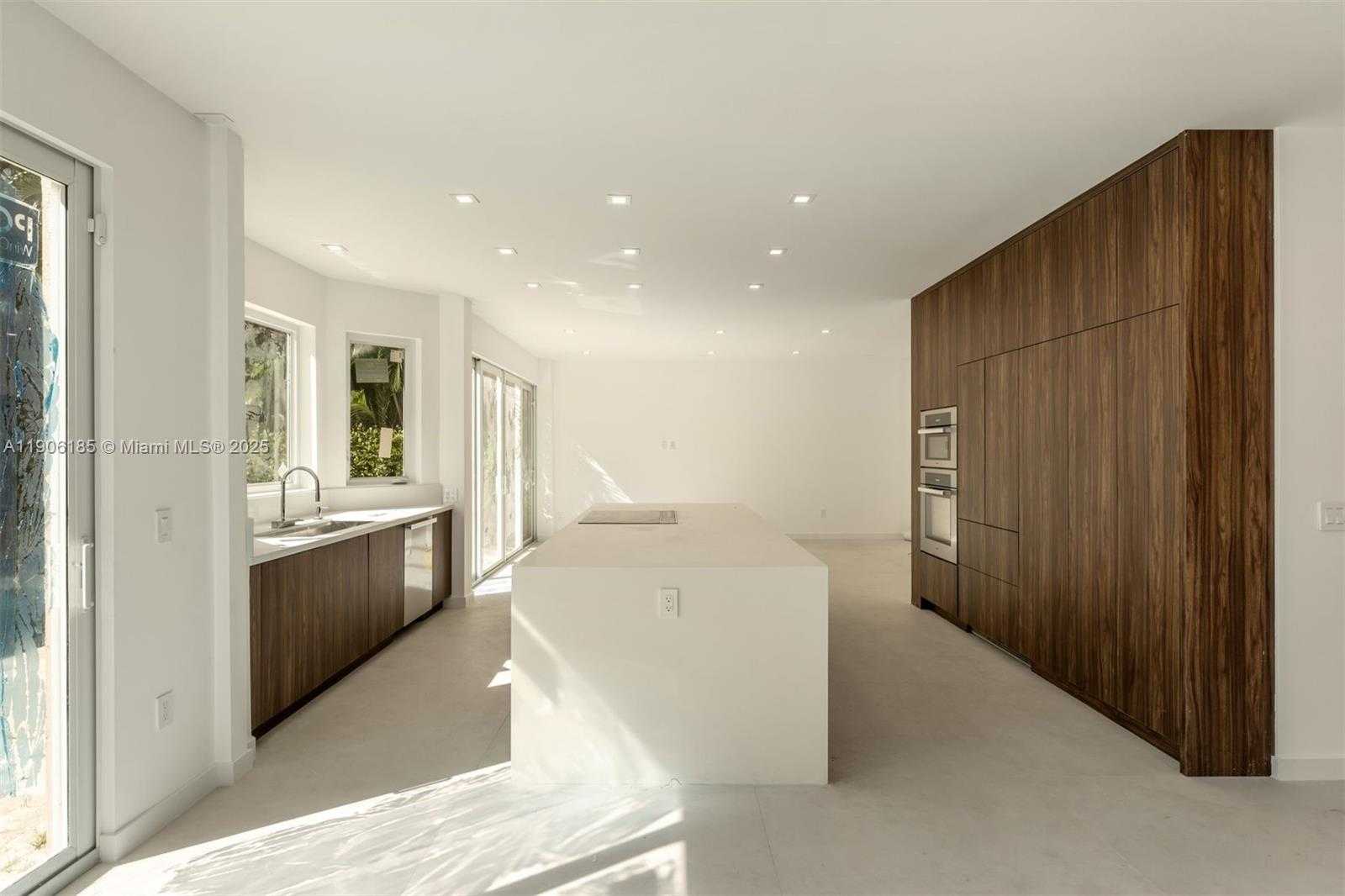 Small Image of 3944 NORTH EAST 194TH TRL, Sunny Isles Beach Number 3