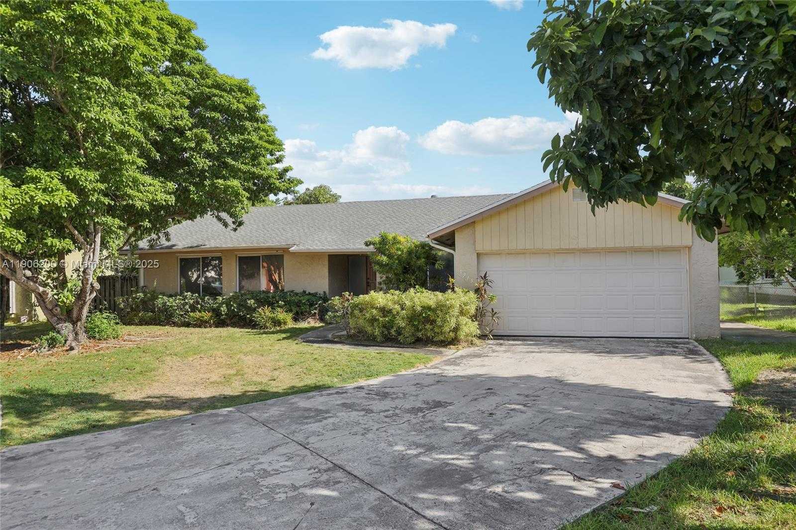 Small Image of 9315 SOUTH WEST 170TH LN, Palmetto Bay Number 2