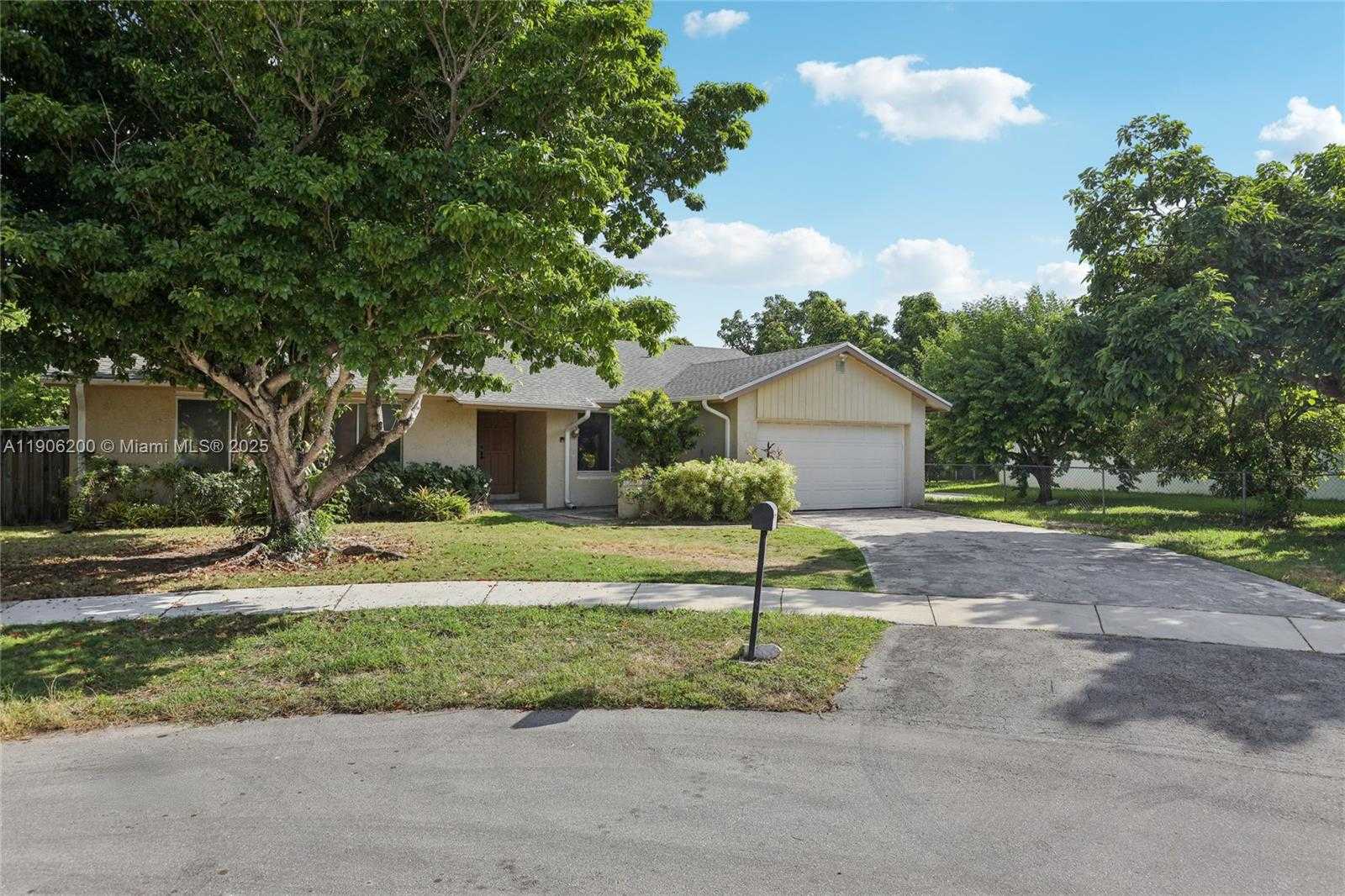 Small Image of 9315 SOUTH WEST 170TH LN, Palmetto Bay Number 3