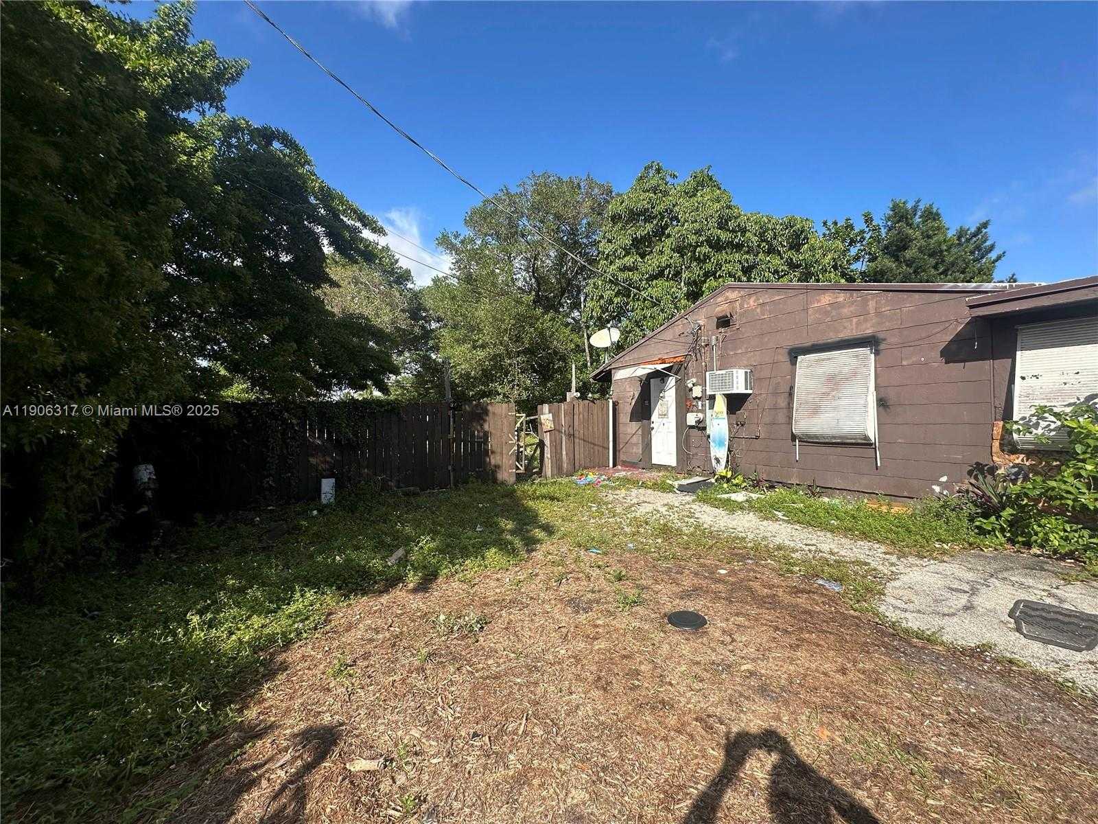 Small Image of 2743 PIERCE ST, Hollywood Number 3