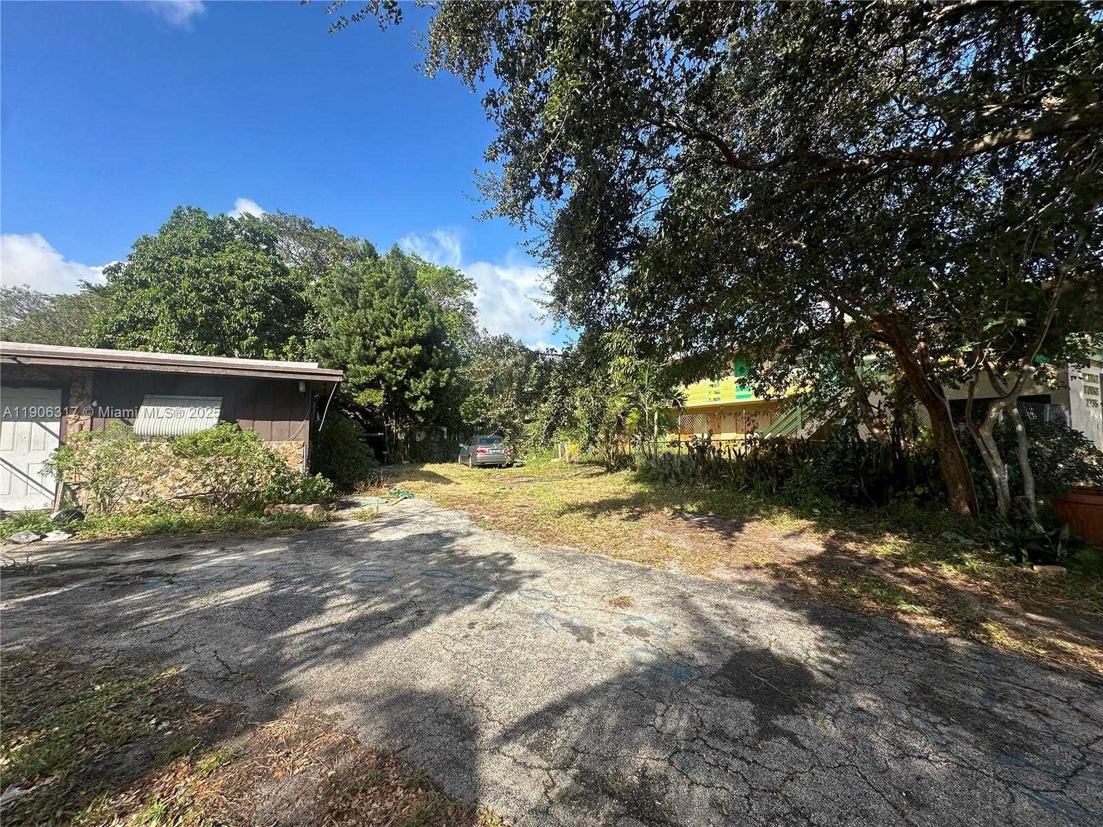 Small Image of 2743 PIERCE ST, Hollywood Number 4