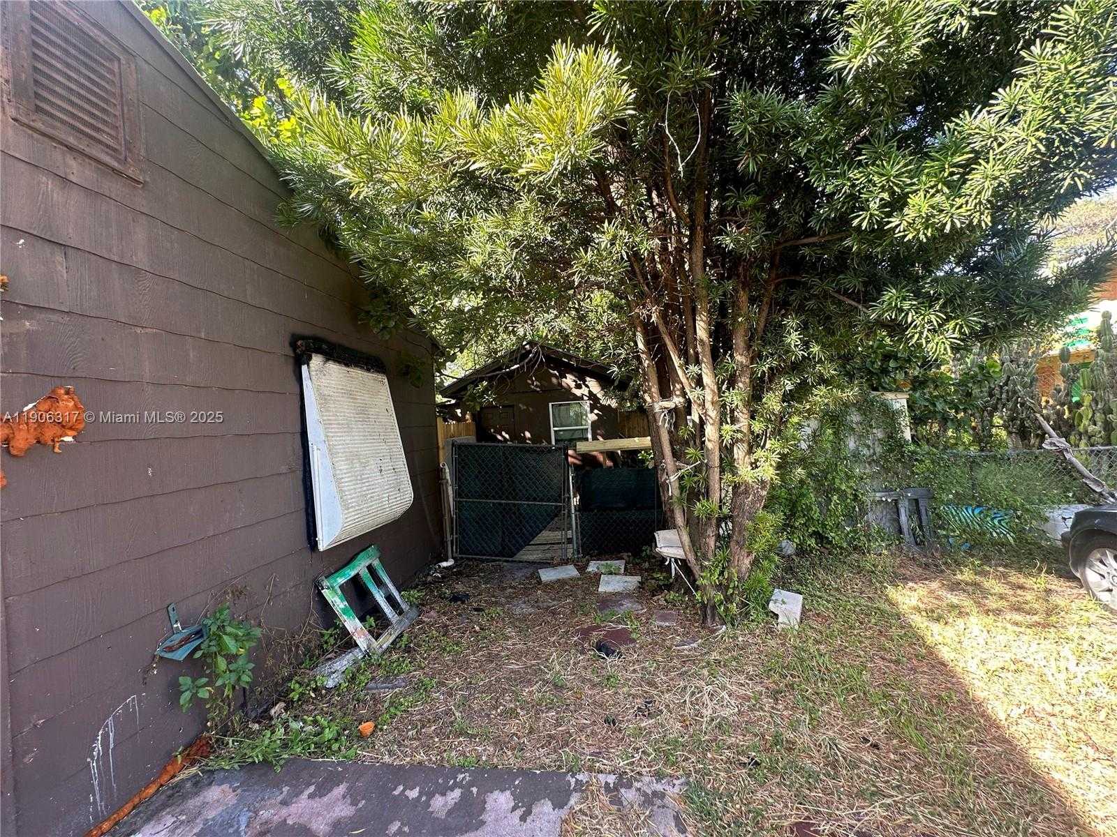 Small Image of 2743 PIERCE ST, Hollywood Number 5