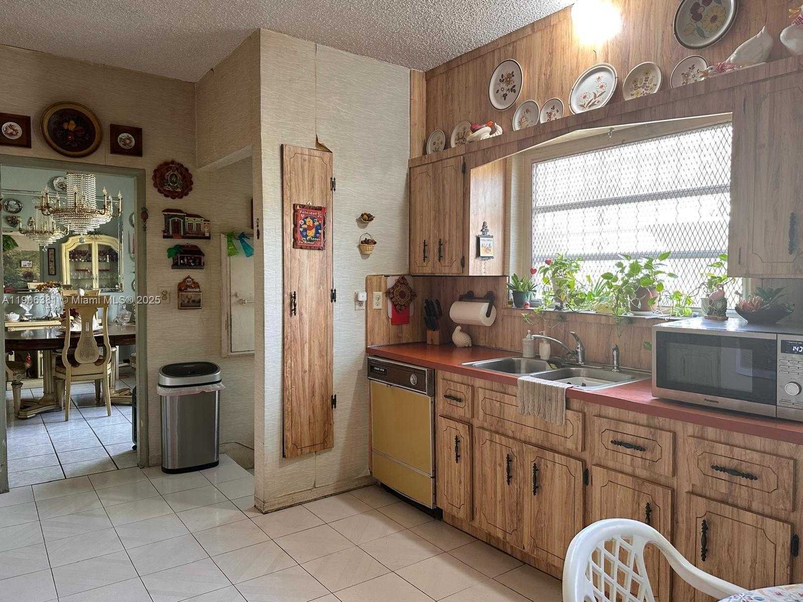 Small Image of Miami Beach Number 11