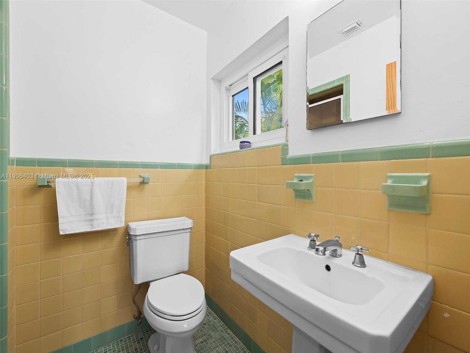 Small Image of 1038 TYLER ST, Hollywood Number 14