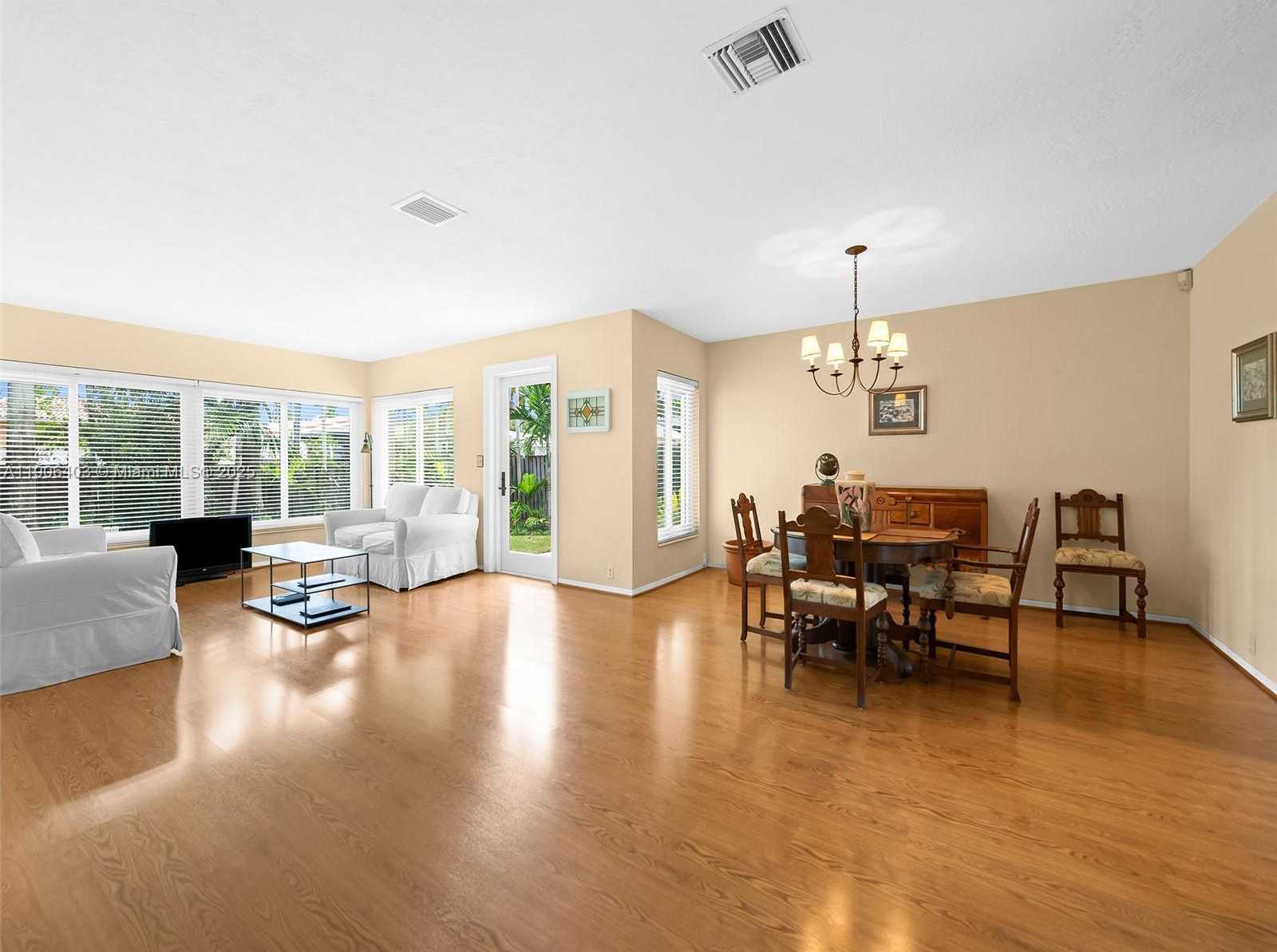 Small Image of 1038 TYLER ST, Hollywood Number 5