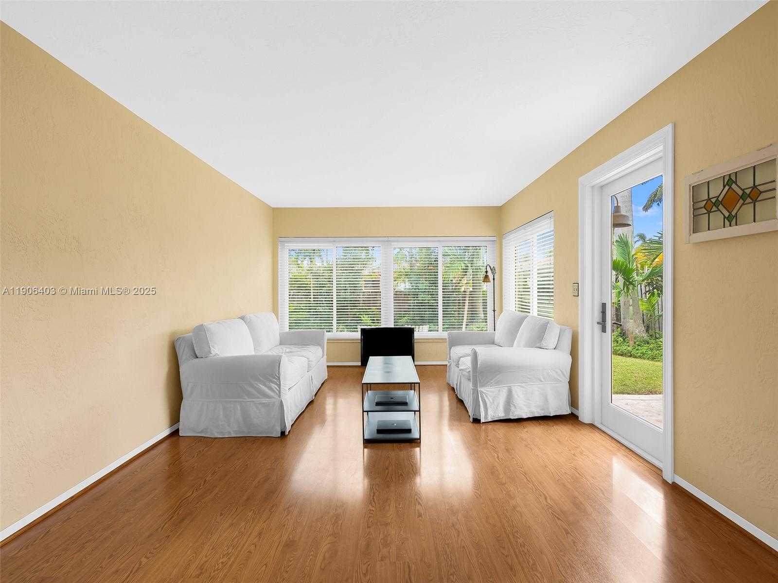 Small Image of 1038 TYLER ST, Hollywood Number 7