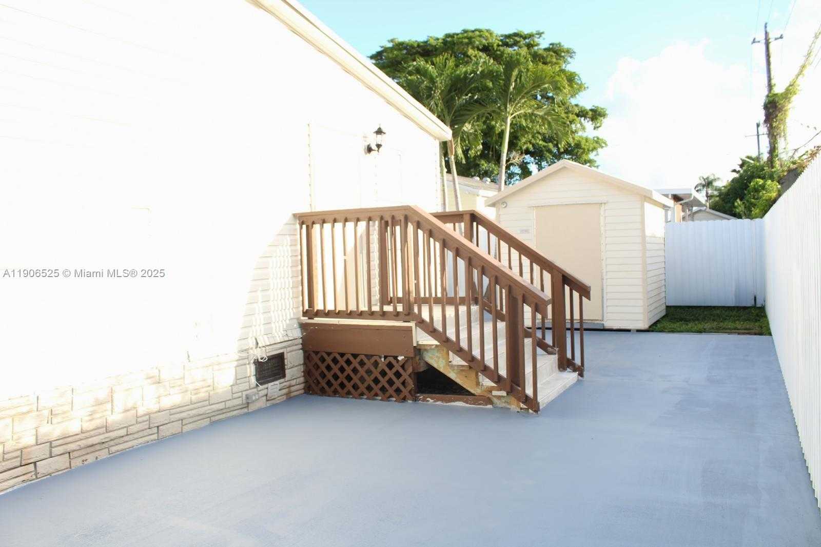 Small Image of 220 NORTH EAST 12TH AVE LOT 219, Homestead Number 11